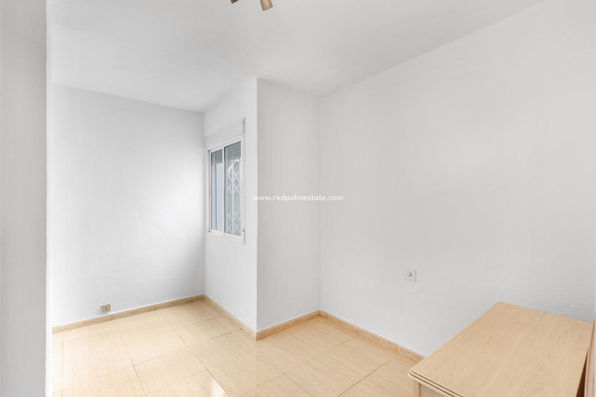 Resale - Apartment -
Torrevieja - Puerto Deportivo