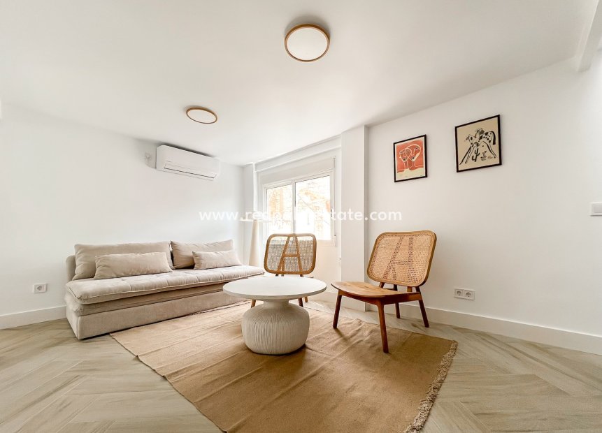 Resale - Apartments -
Alicante