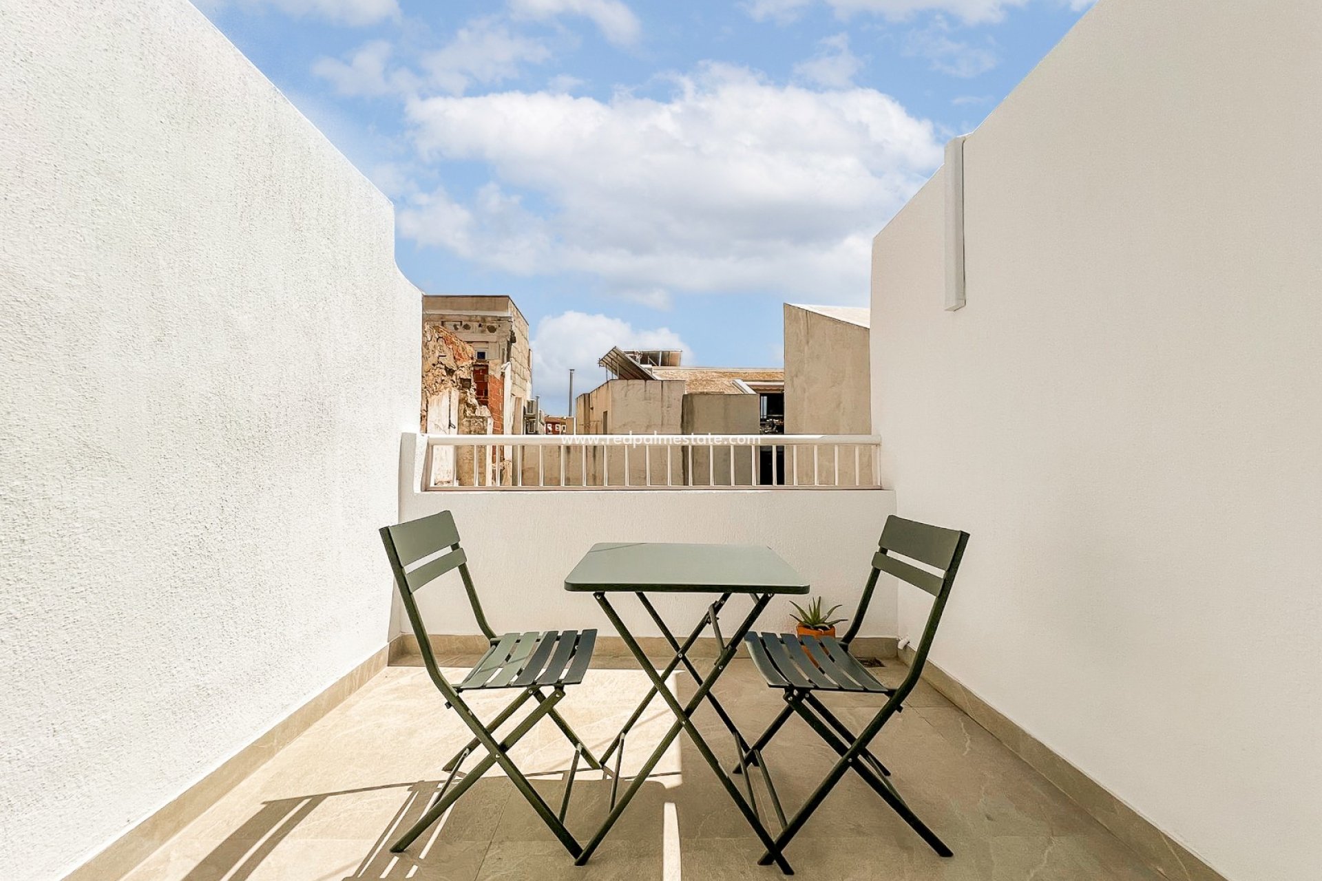 Resale - Apartments -
Alicante