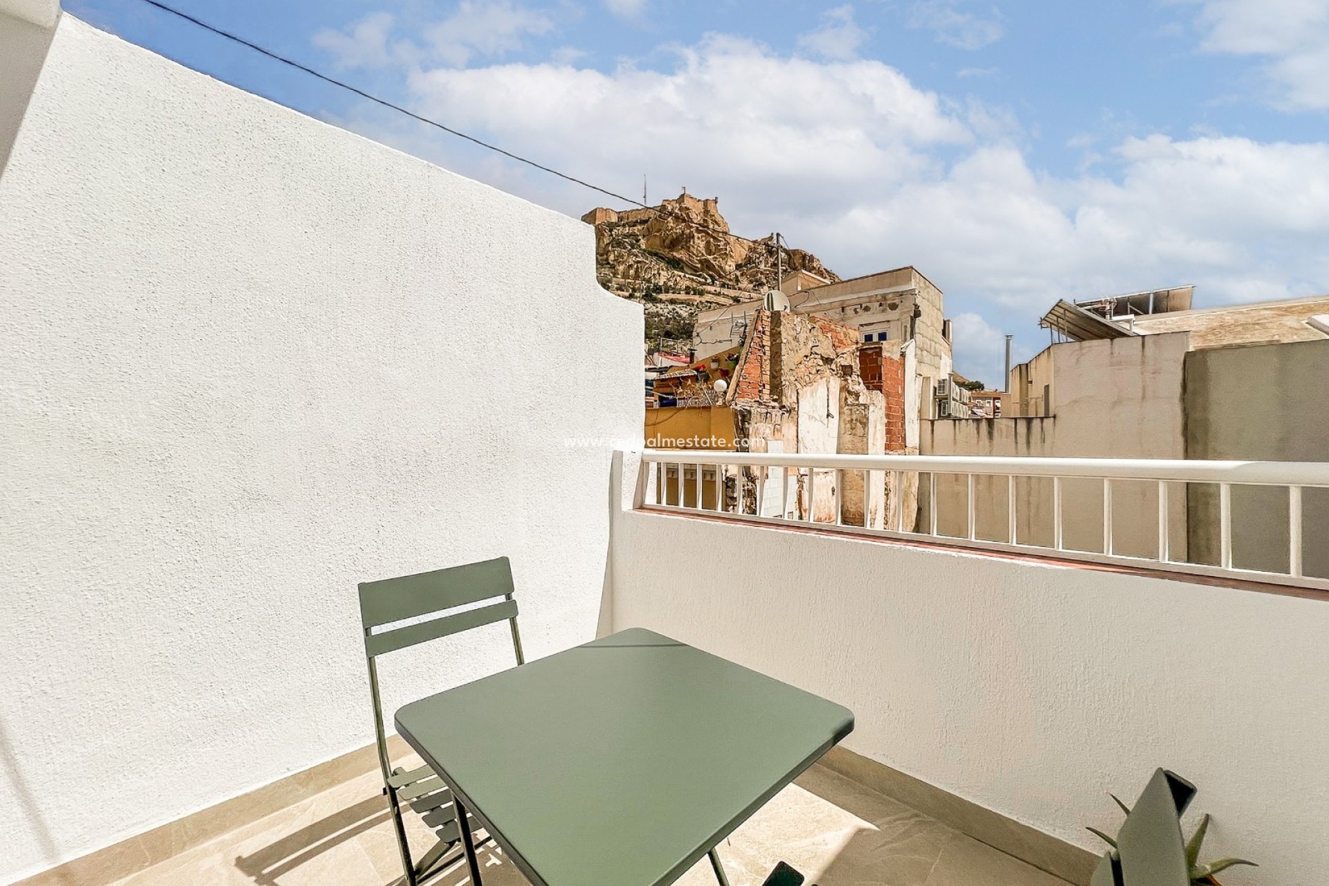 Resale - Apartments -
Alicante
