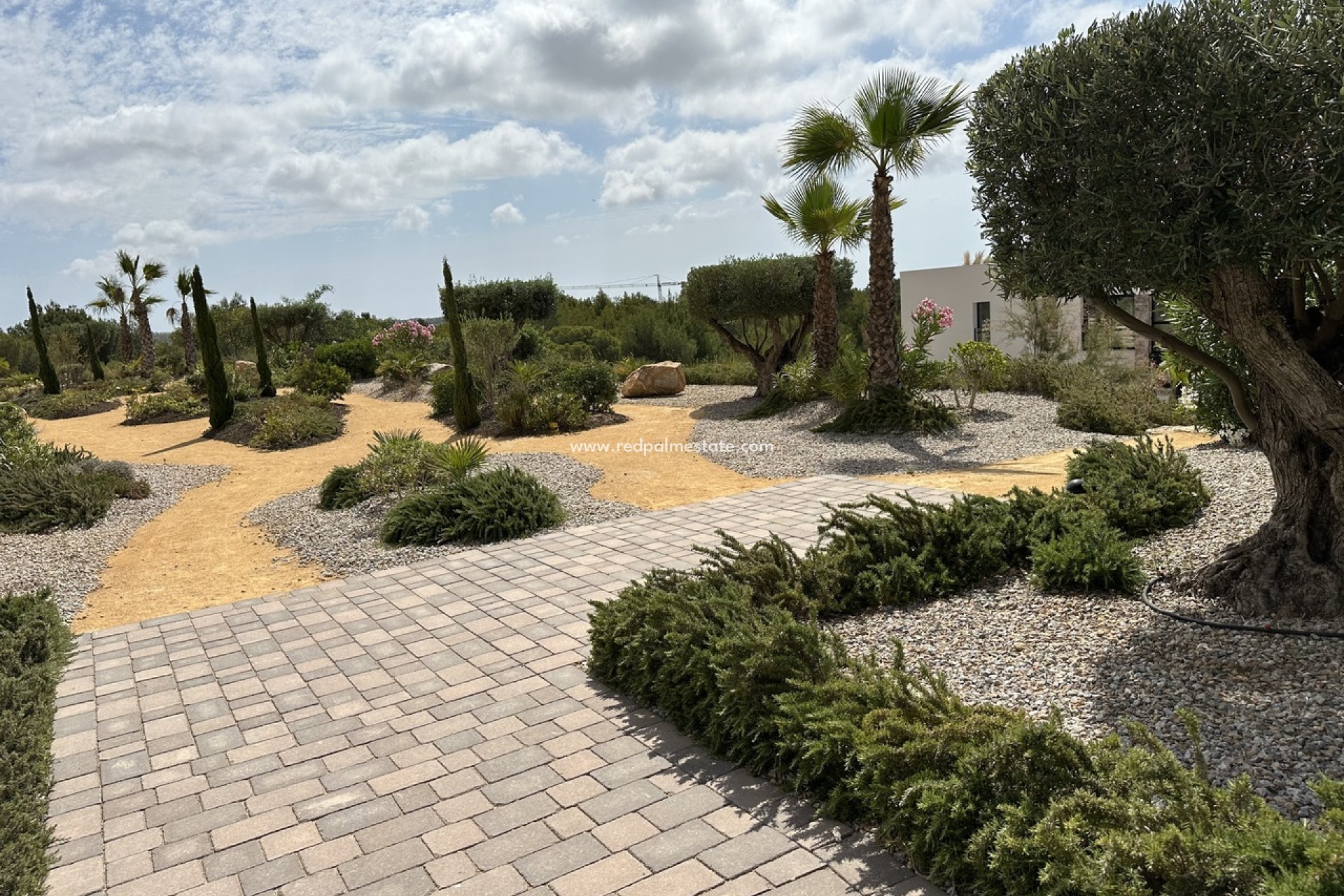 Resale - Apartments -
Las Colinas Golf