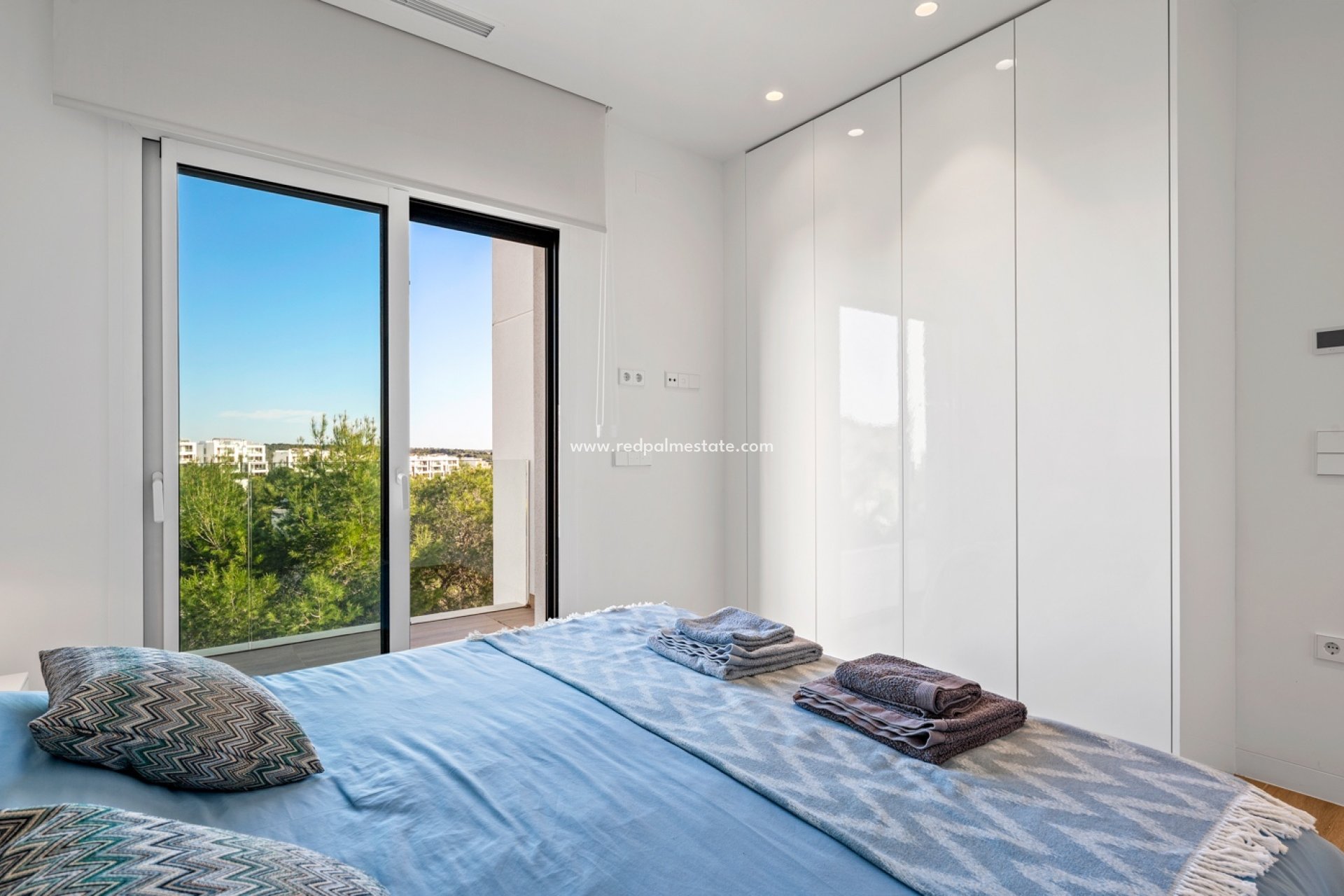 Resale - Apartments -
Las Colinas Golf