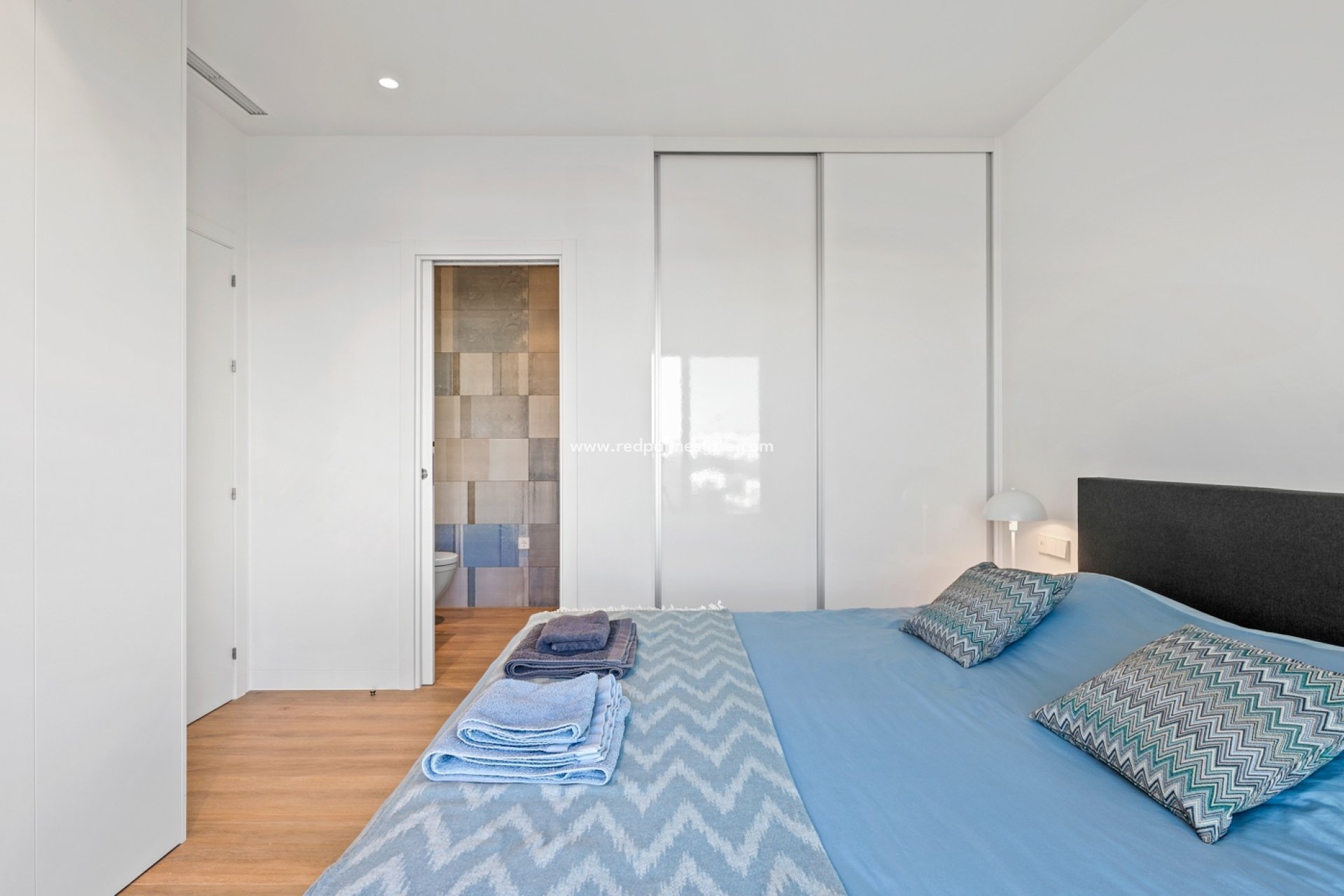 Resale - Apartments -
Las Colinas Golf