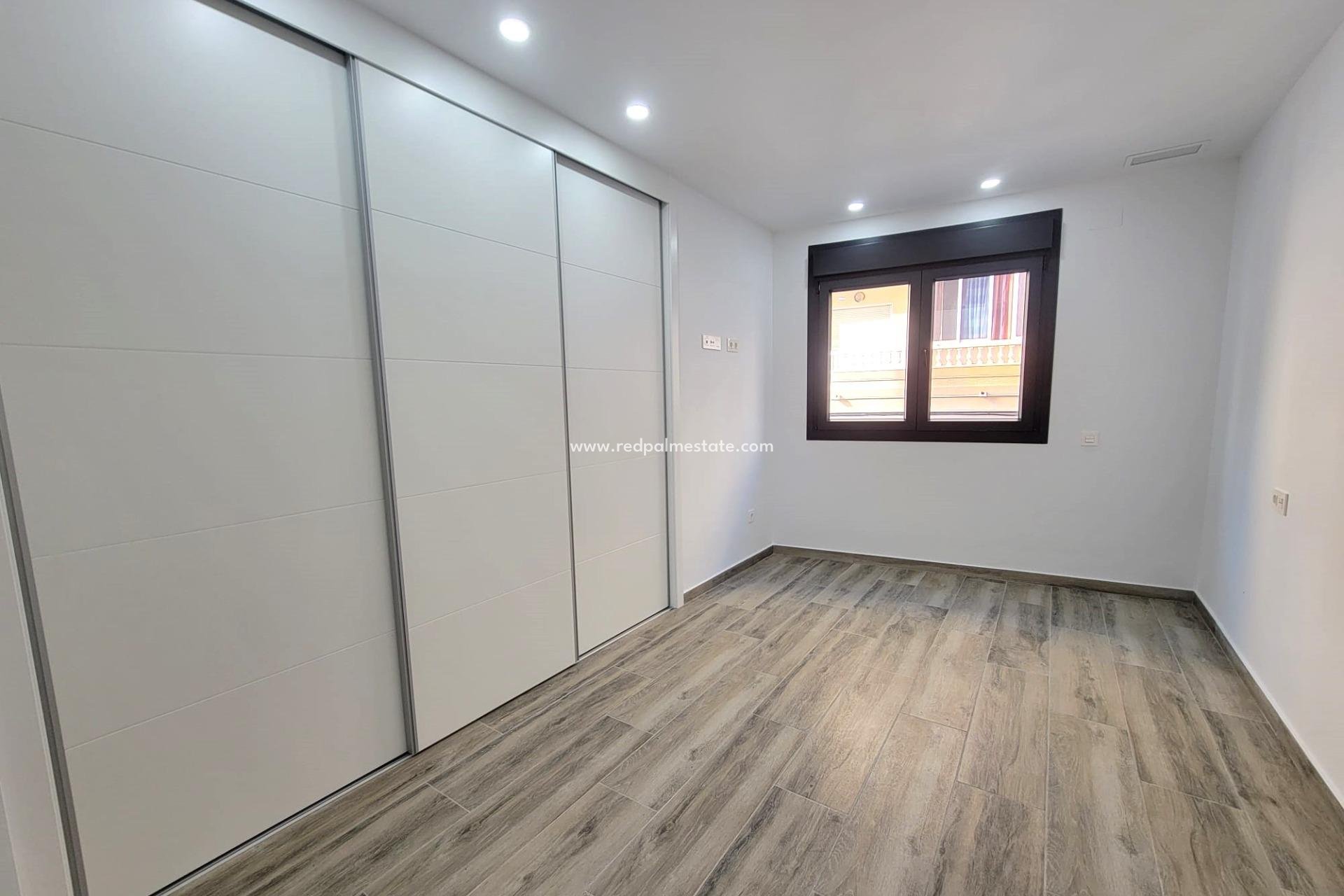 Resale - Apartments -
Torrevieja - Playa del Cura