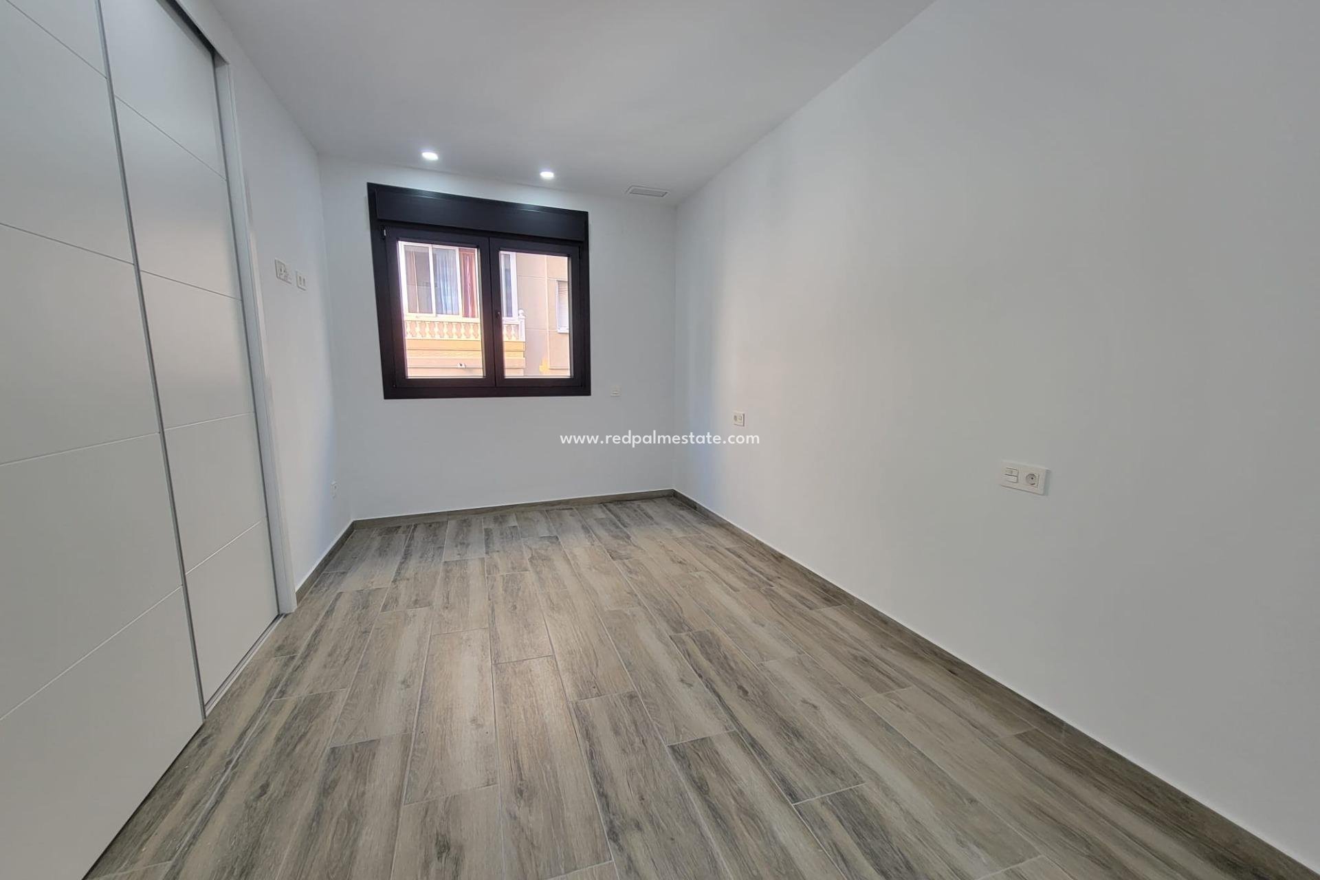 Resale - Apartments -
Torrevieja - Playa del Cura