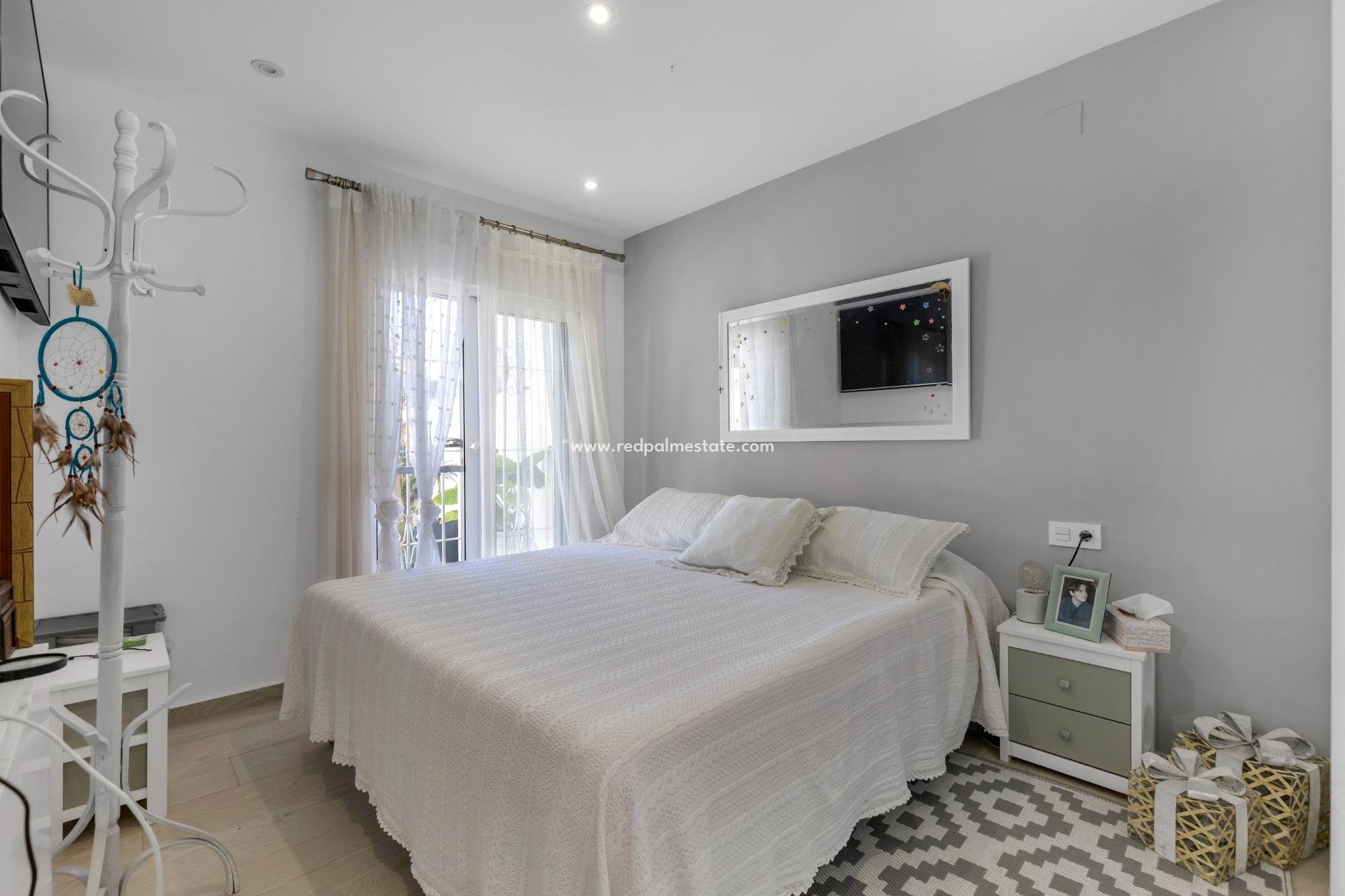 Resale - Bungalow -
Guardamar del Segura - Urbanizaciones