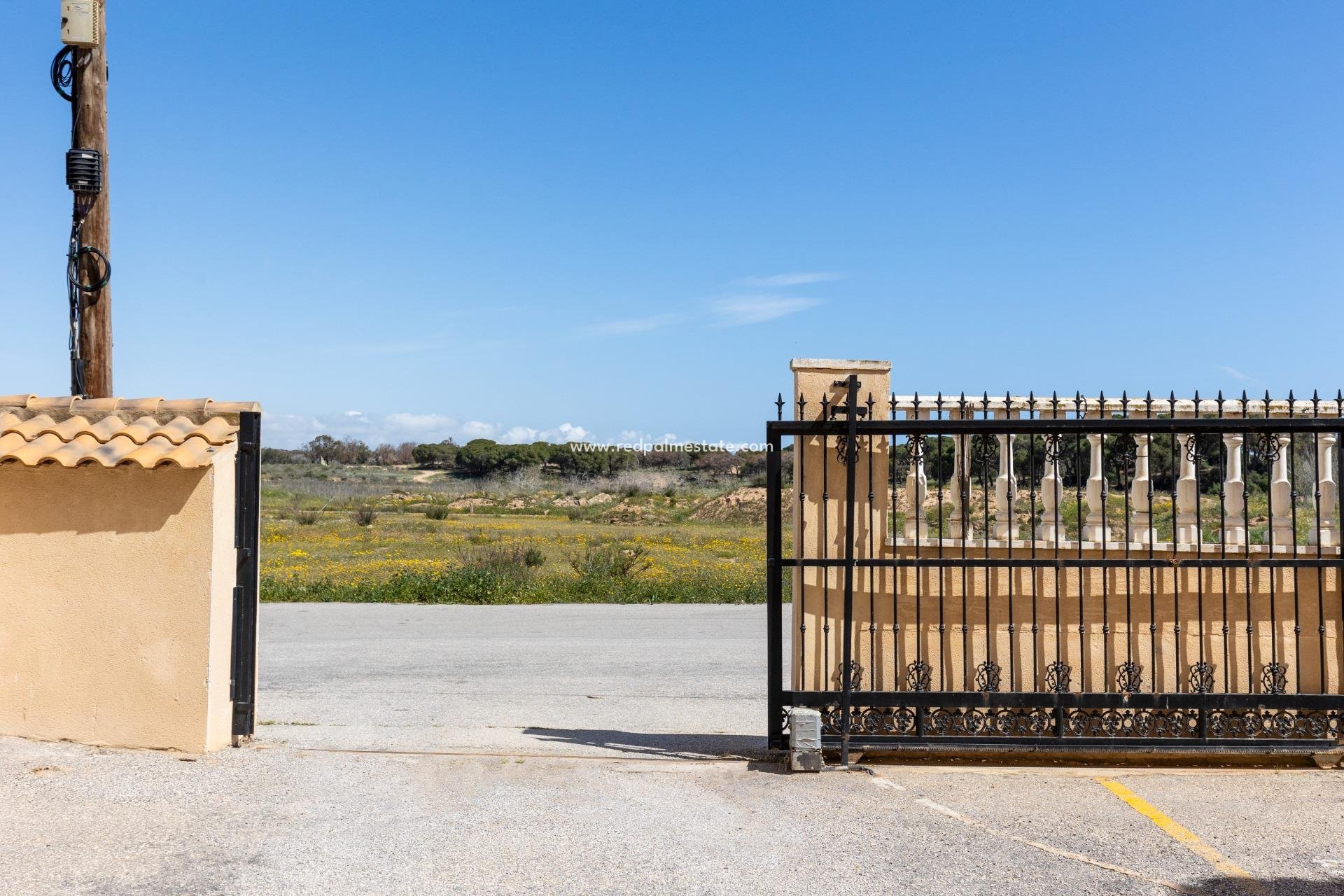 Resale - Bungalow -
Guardamar del Segura - Urbanizaciones