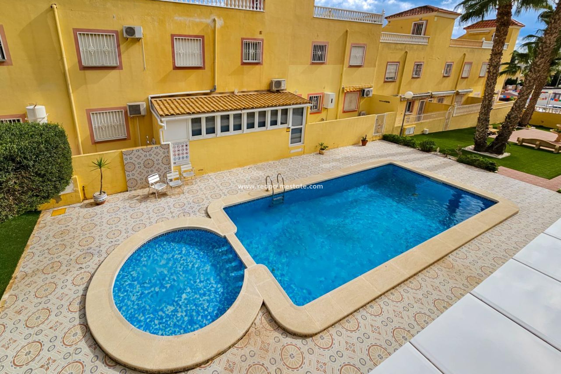 Resale - Bungalow -
Orihuela Costa - Inland