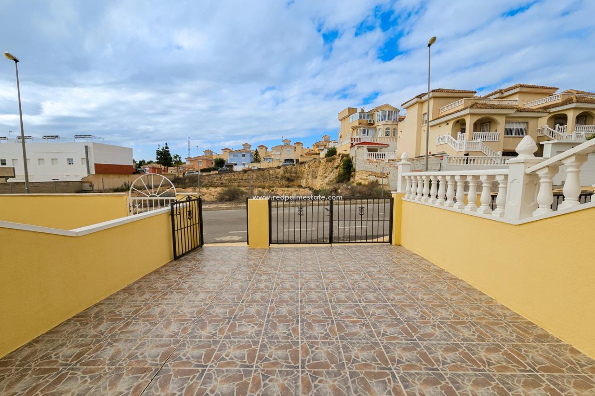 Resale - Bungalow -
Orihuela Costa - Inland