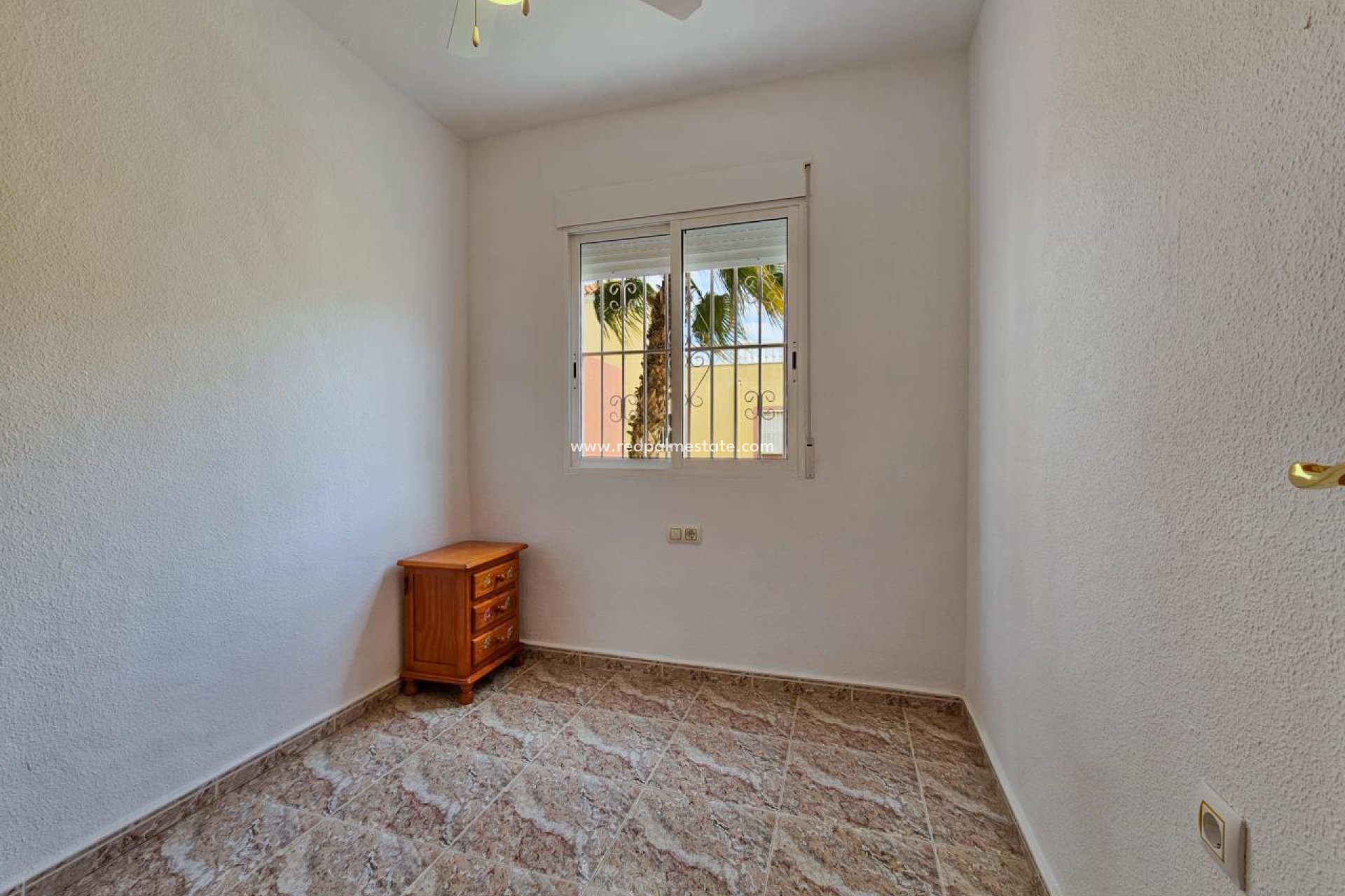 Resale - Bungalow -
Orihuela Costa - Inland