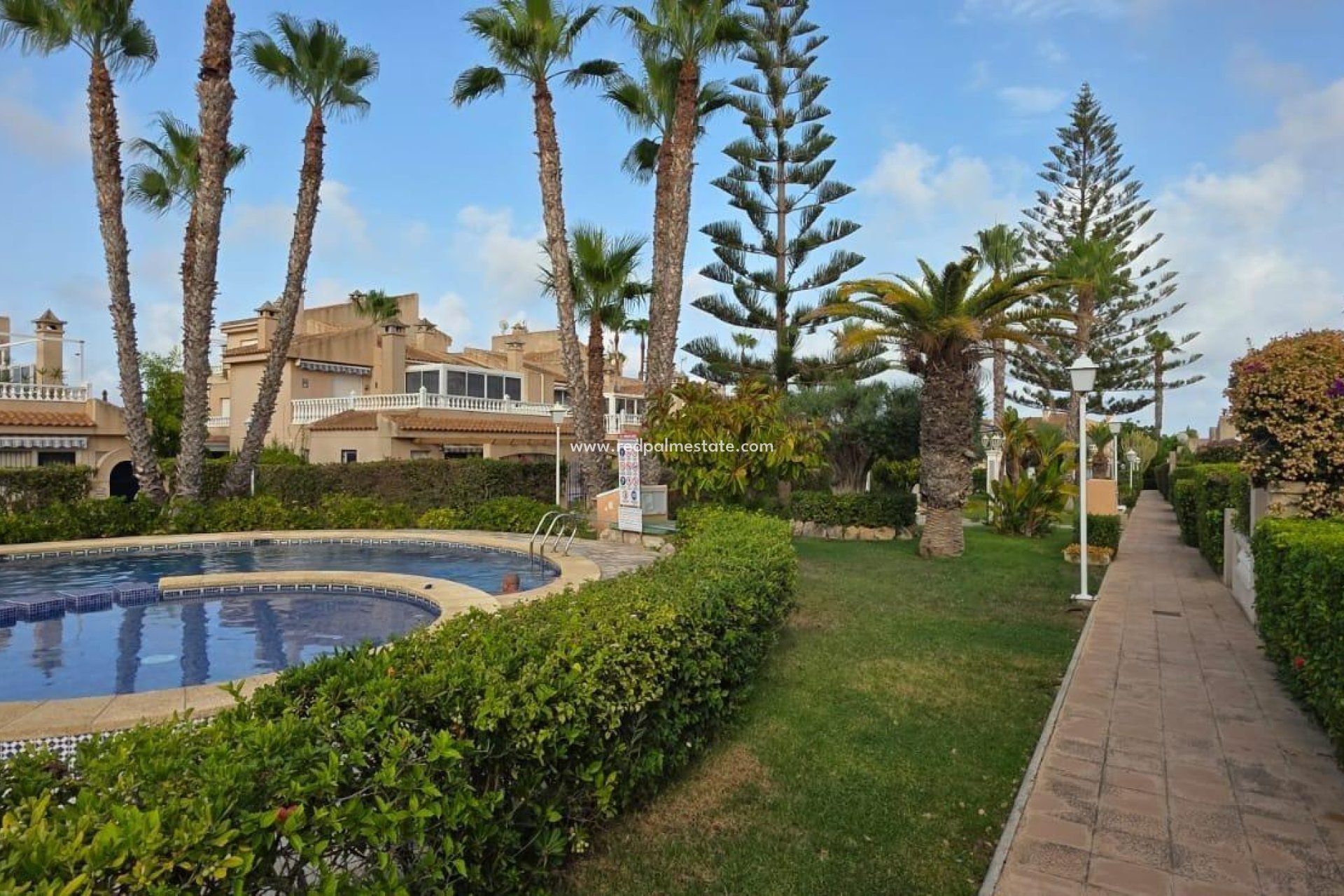 Resale - Bungalow -
Orihuela Costa - Los Dolses