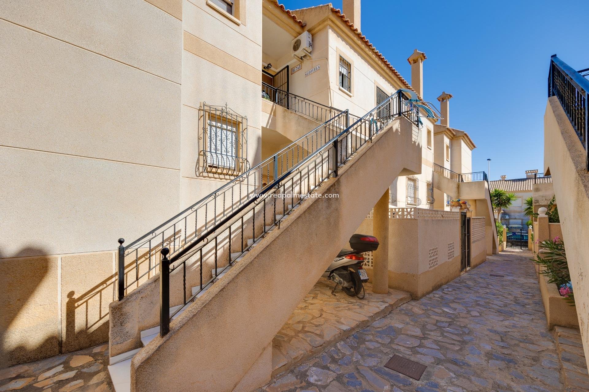 Resale - Bungalow -
Torrevieja - Aguas Nueva