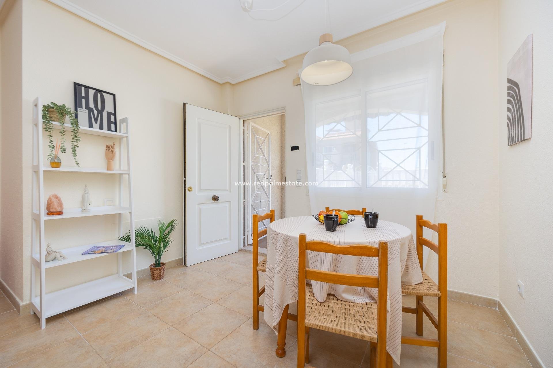 Resale - Bungalow -
Torrevieja - Aguas Nueva