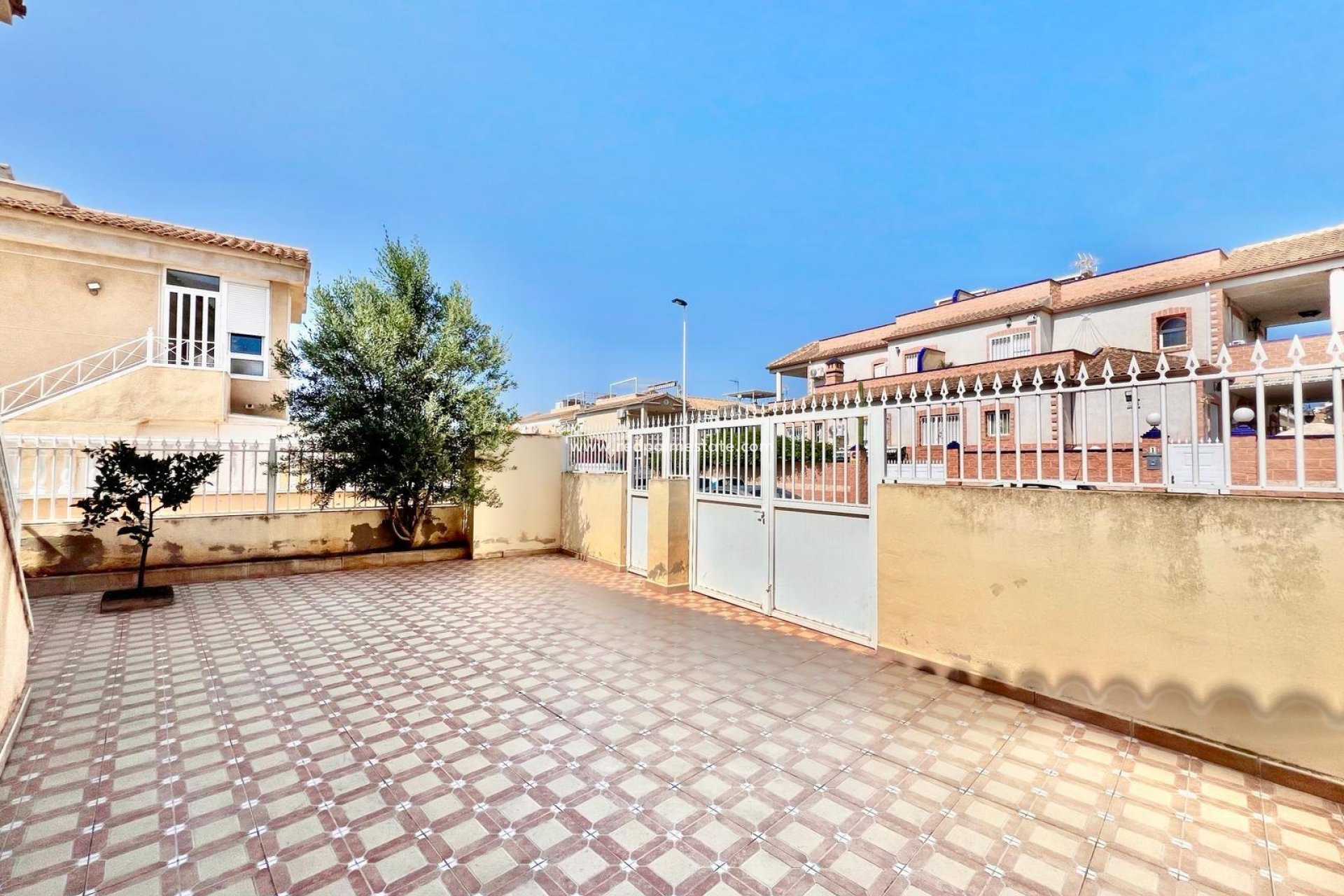 Resale - Bungalow -
Torrevieja - Centro Torrevieja