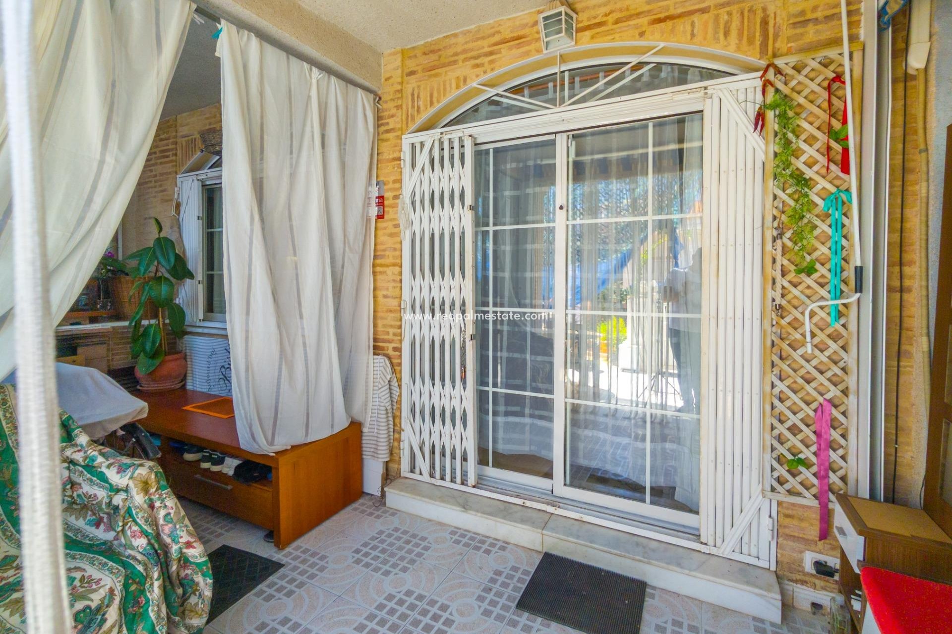 Resale - Bungalow -
Torrevieja - La Siesta - El Salado - Torreta