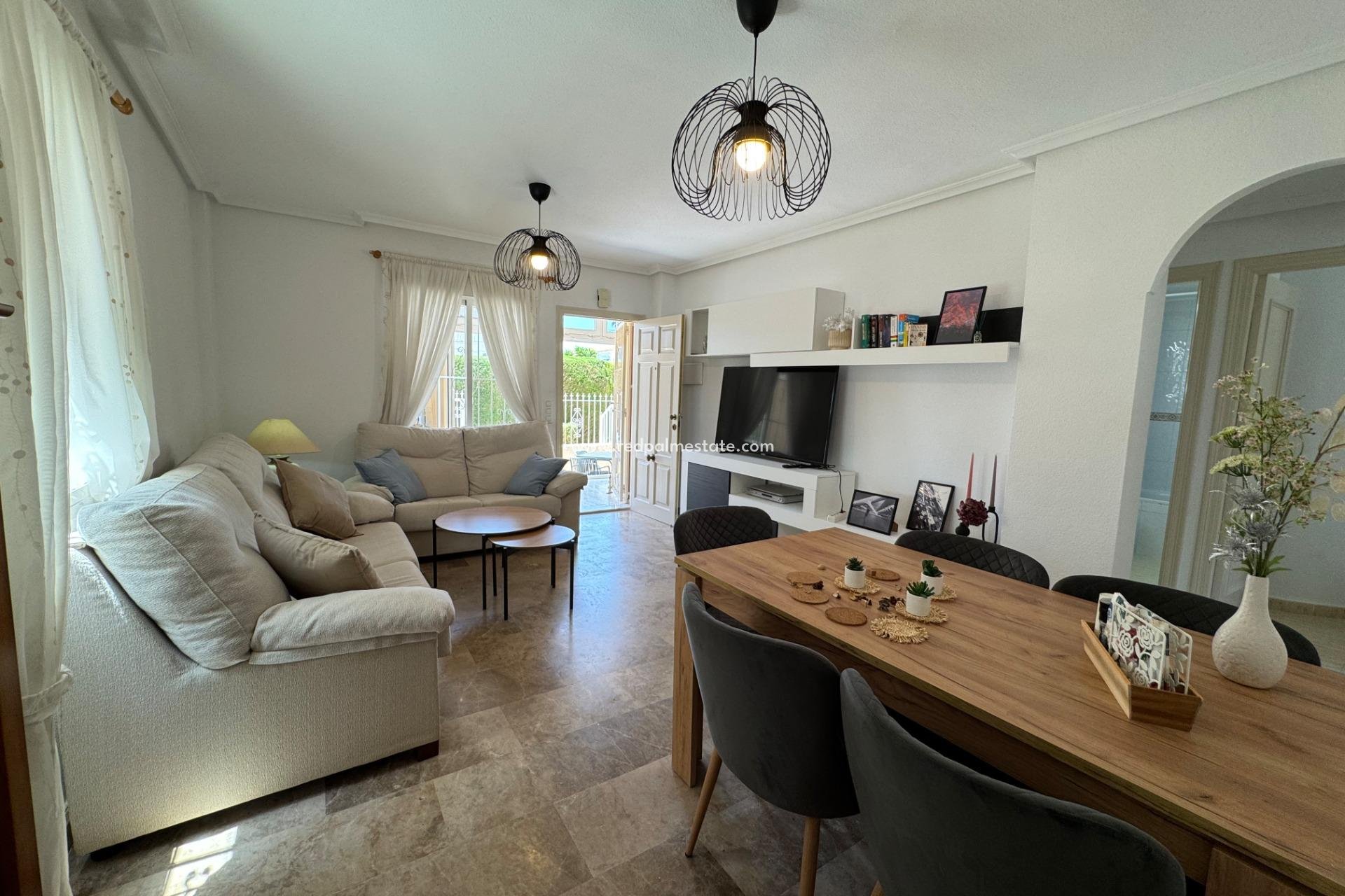 Resale - Bungalow -
Torrevieja - La Siesta - El Salado - Torreta