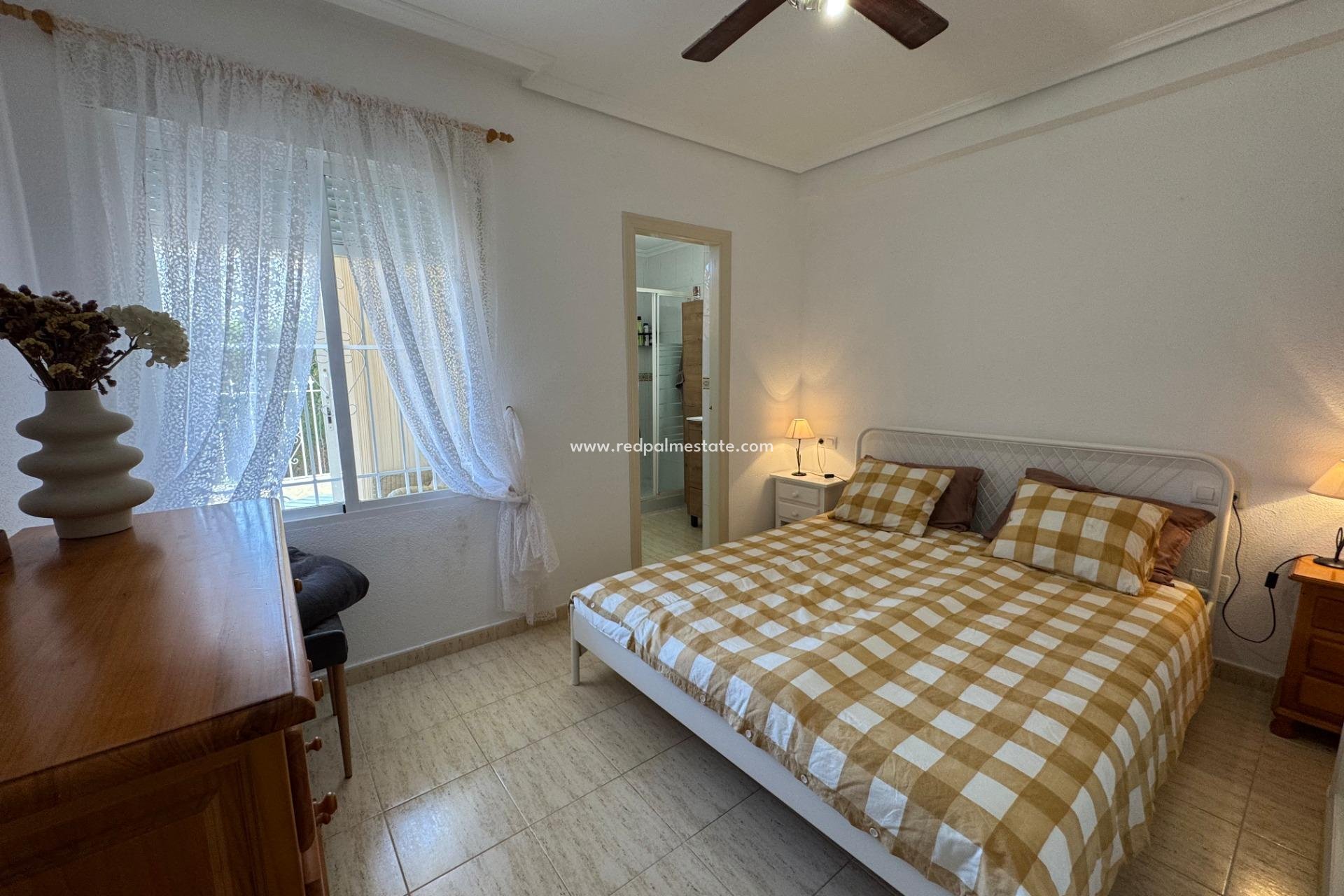 Resale - Bungalow -
Torrevieja - La Siesta - El Salado - Torreta