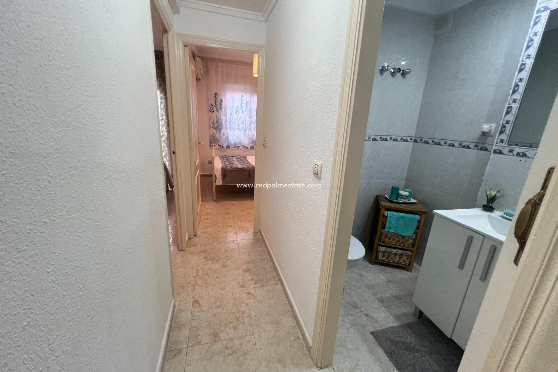 Resale - Bungalow -
Torrevieja - Nueva Torrevieja - Aguas Nuevas