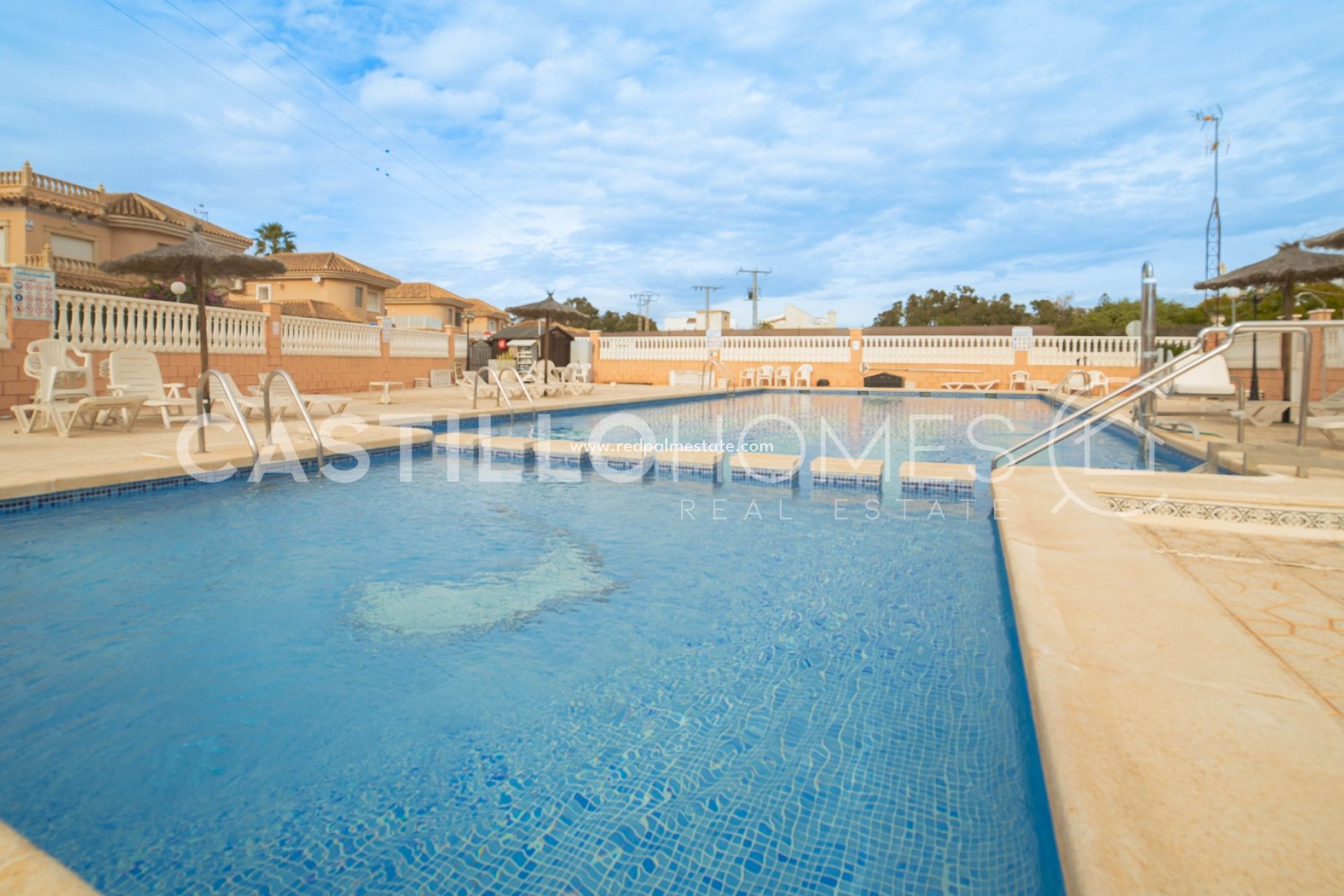 Resale - Bungalow -
Torrevieja - Punta prima