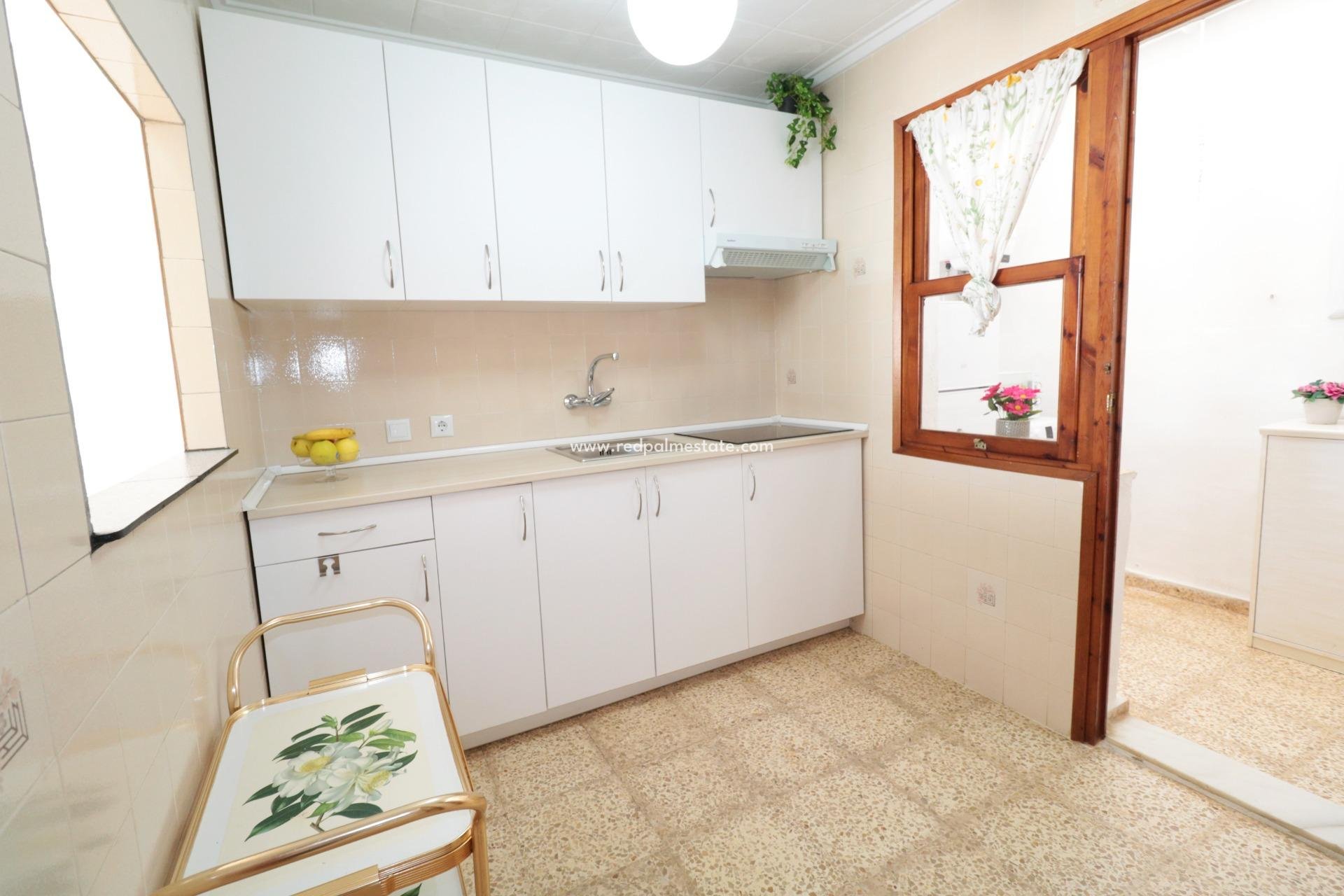 Resale - Bungalow -
Torrevieja - Torretas