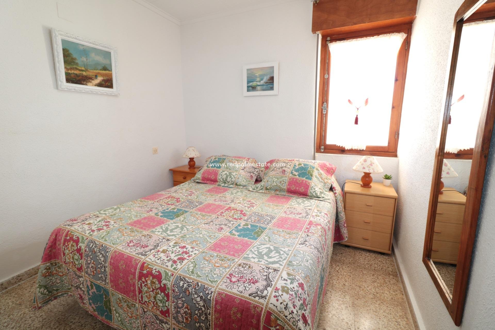 Resale - Bungalow -
Torrevieja - Torretas