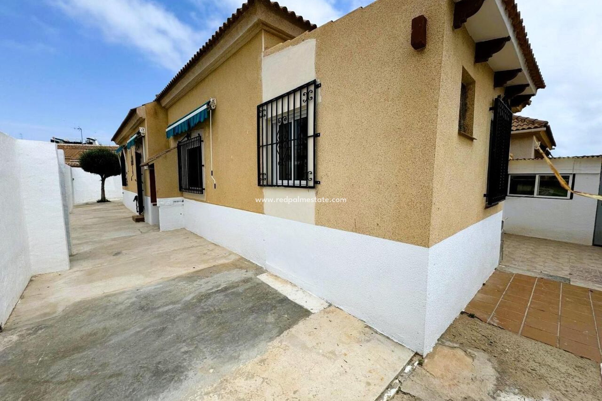 Resale - Bungalow -
Torrevieja