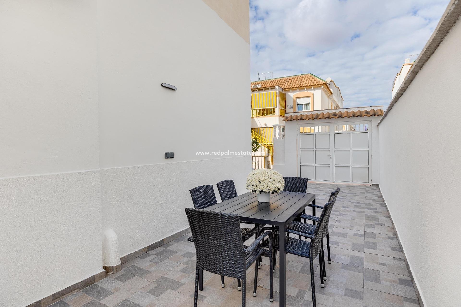 Resale - Bungalow -
Torrevieja