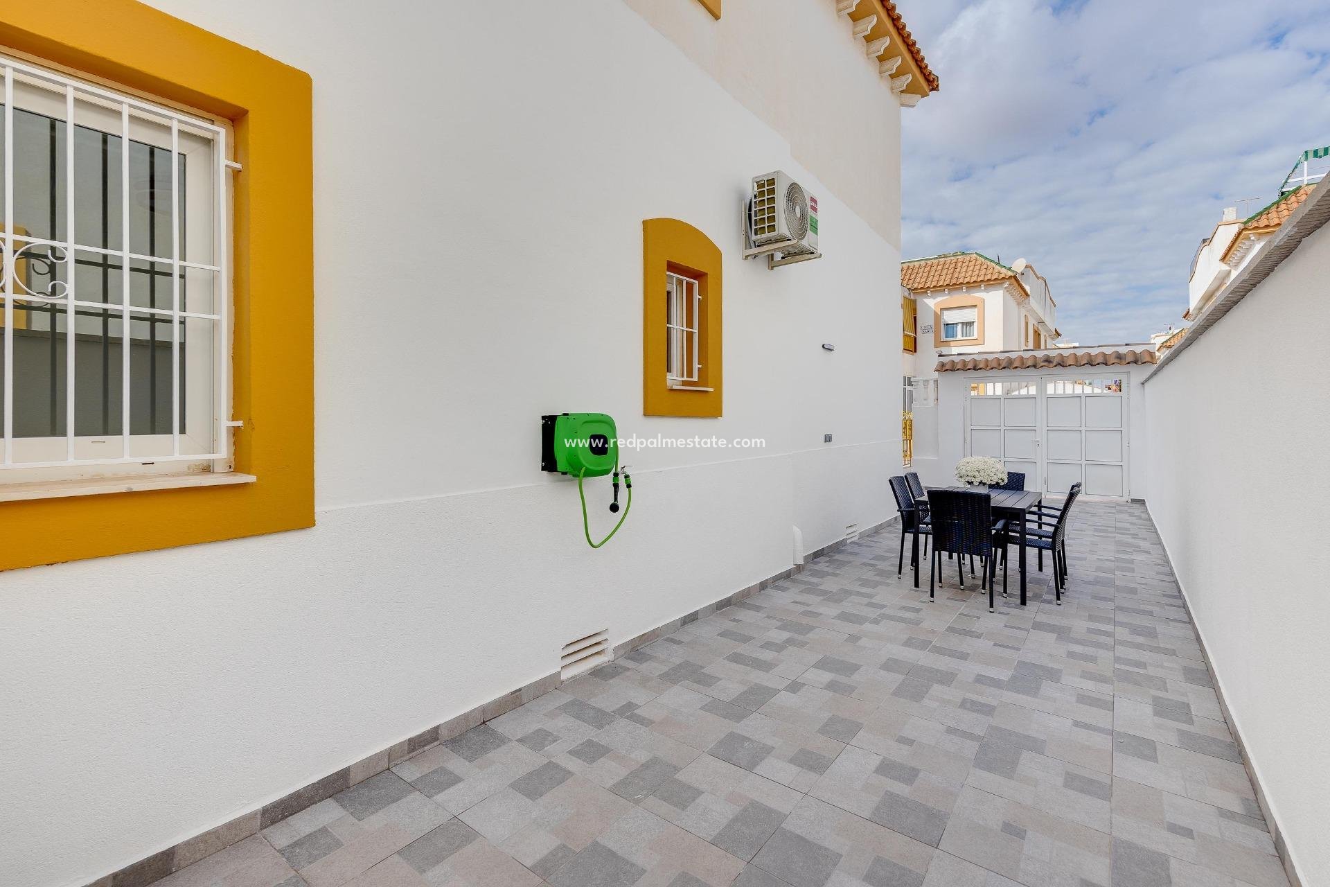 Resale - Bungalow -
Torrevieja