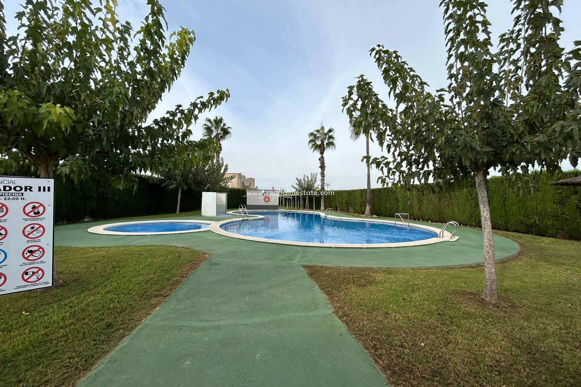 Resale - Bungalow -
Torrevieja