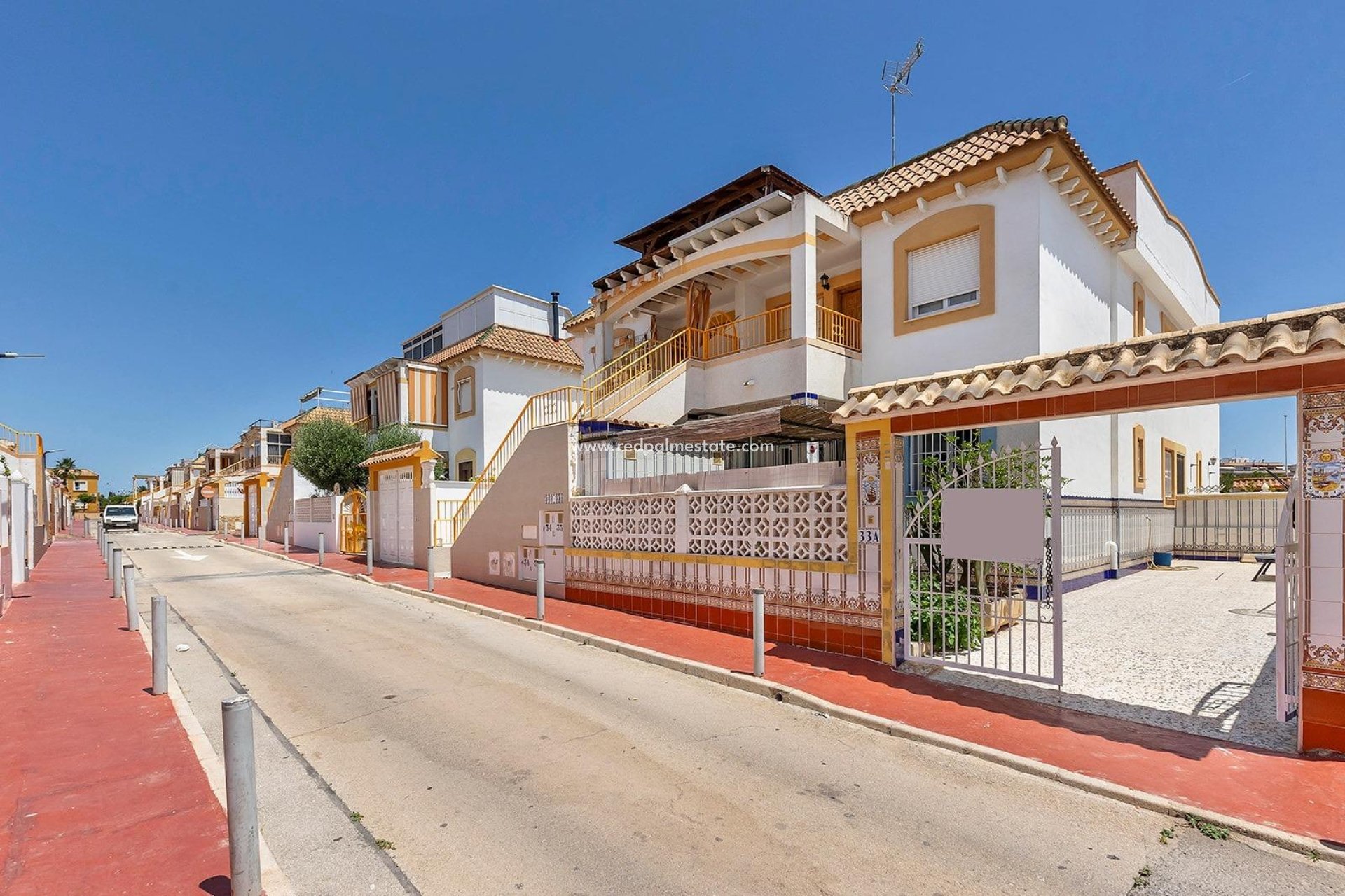Resale - Bungalow -
Torrevieja