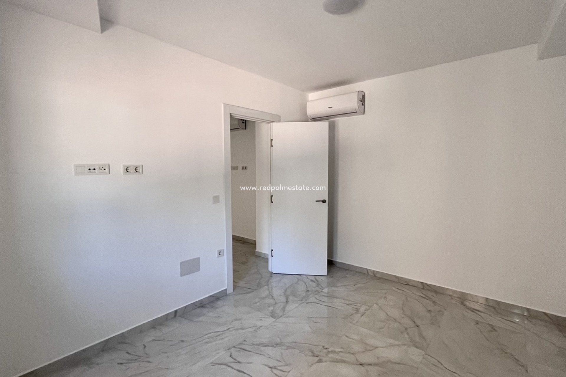 Resale - Bungalow -
Torrevieja