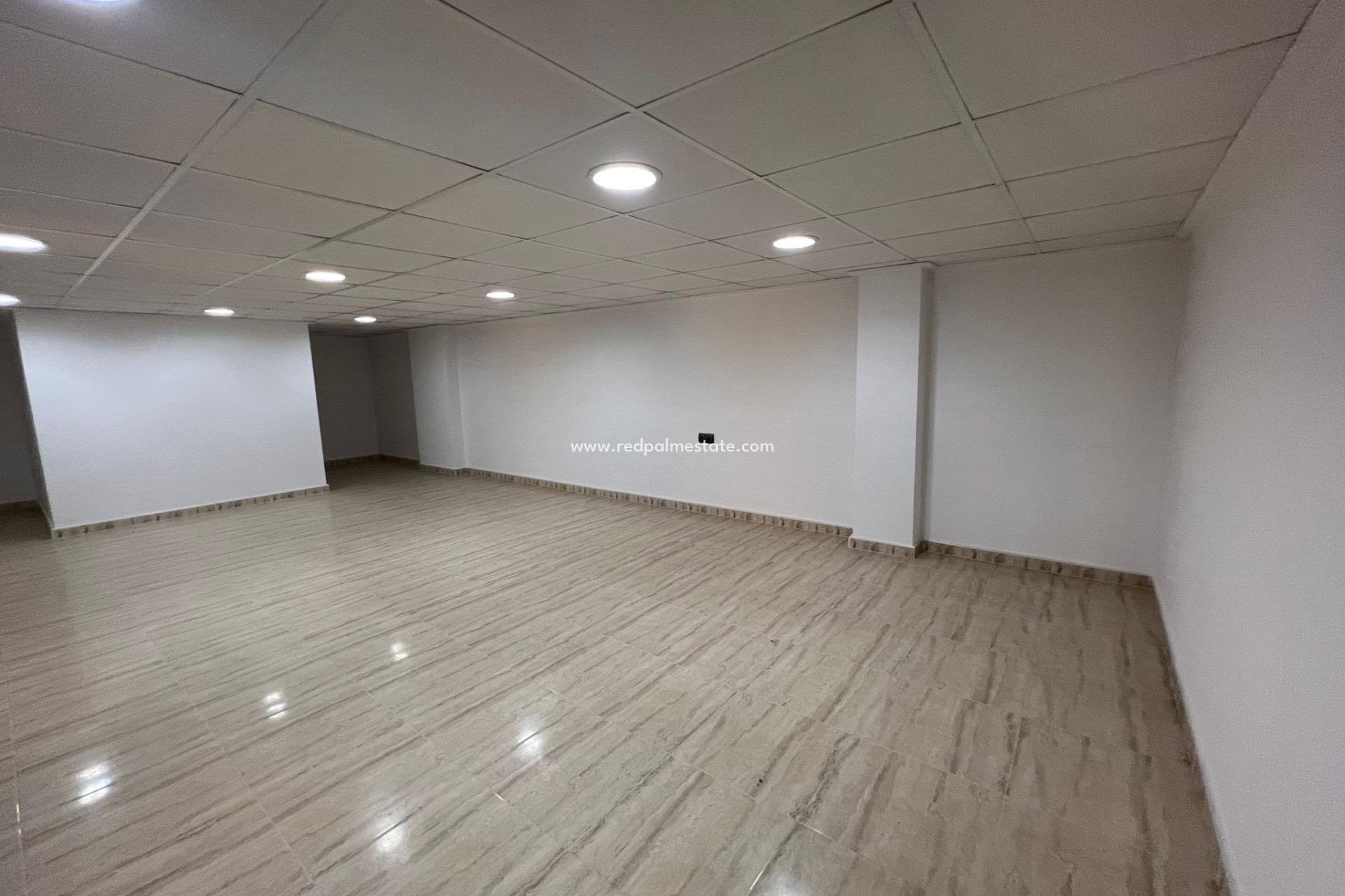 Resale - Commercial Unit -
Beniel - CENTRO