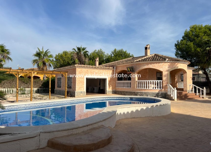 Resale - Detached Villa -
Dolores - Cmno. Escorredor