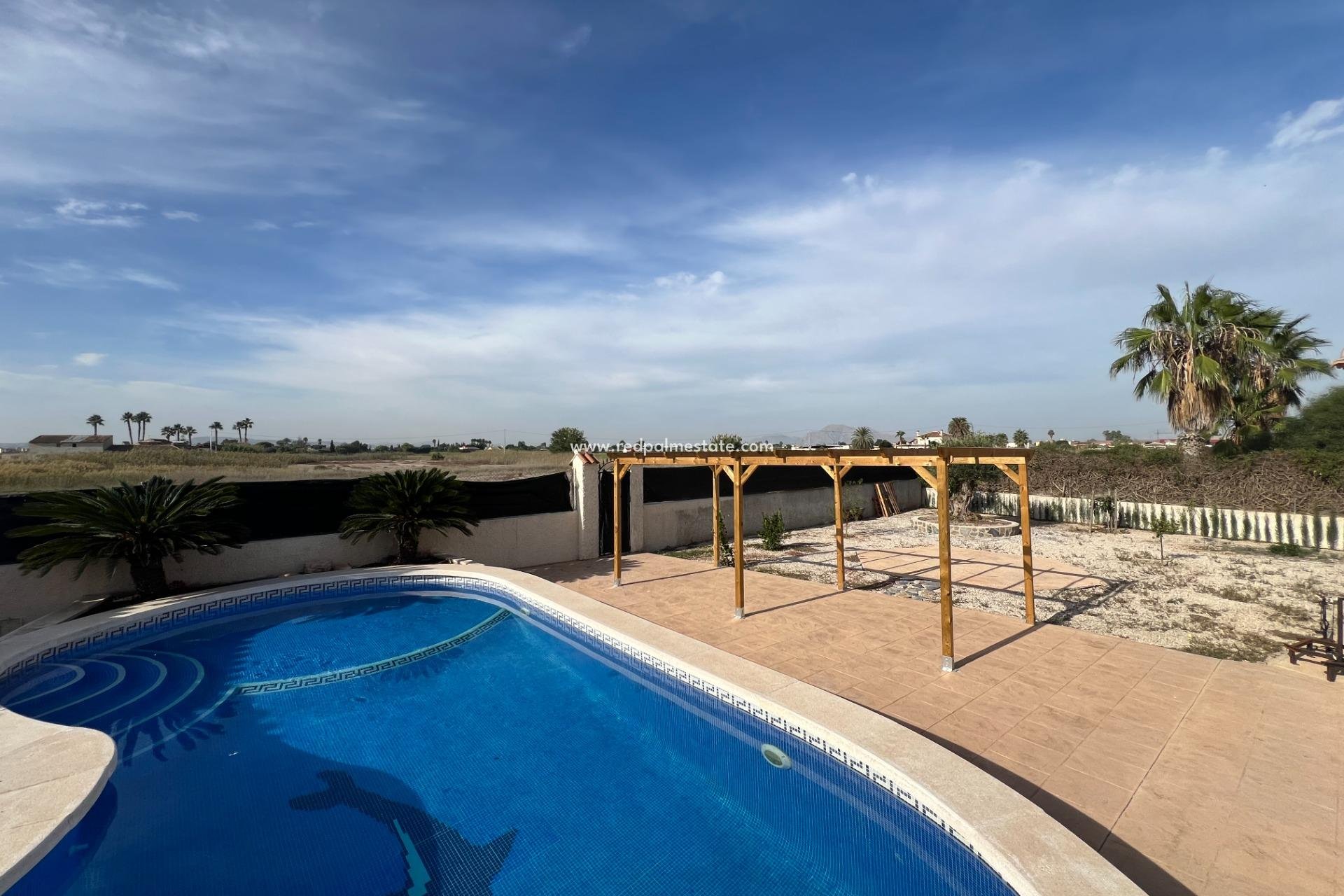 Resale - Detached Villa -
Dolores - Cmno. Escorredor