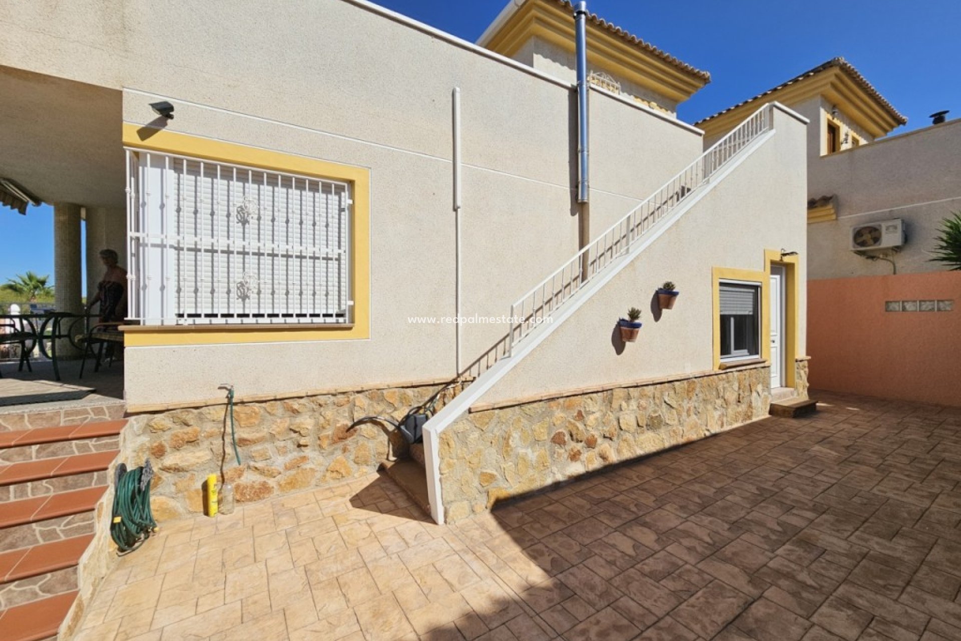 Resale - Detached Villa -
Lo Crispin