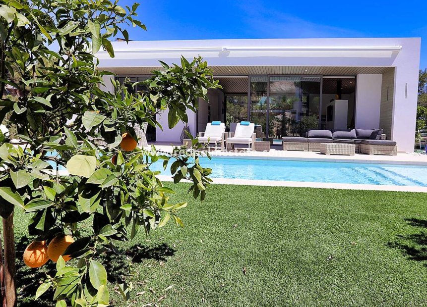 Resale - Detached Villa -
Orihuela Costa - Las Colinas Golf