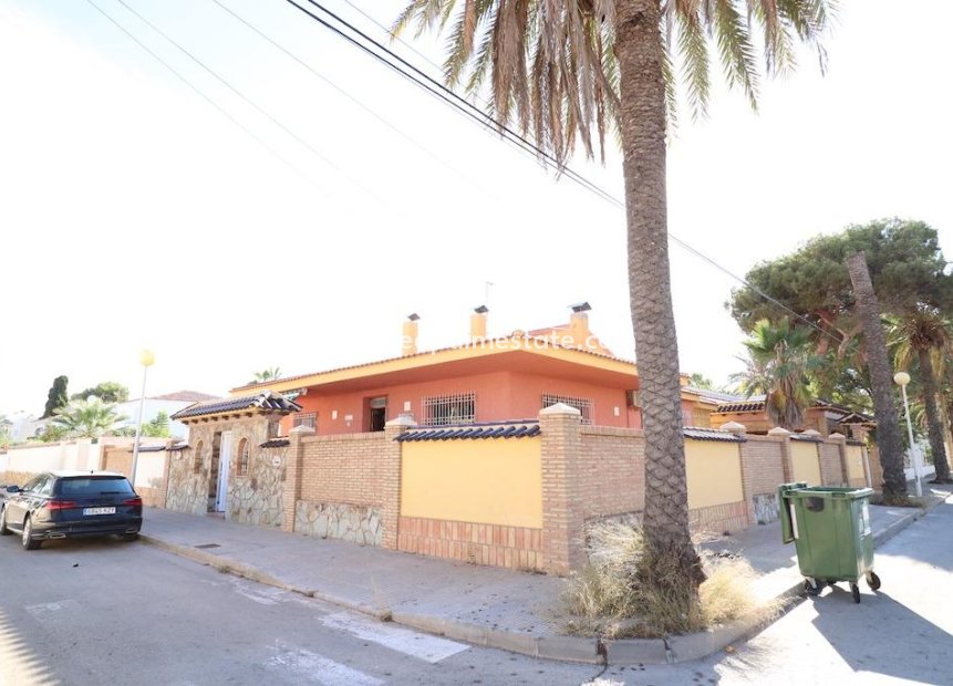 Resale - Detached Villa -
Orihuela Costa - MUY CERCA DE LA PLAYA