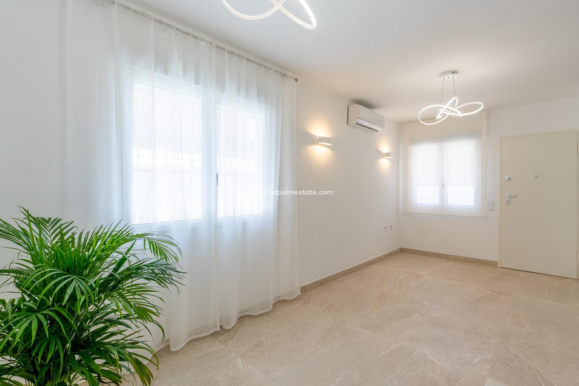 Resale - Detached Villa -
Torrevieja - Punta Prima