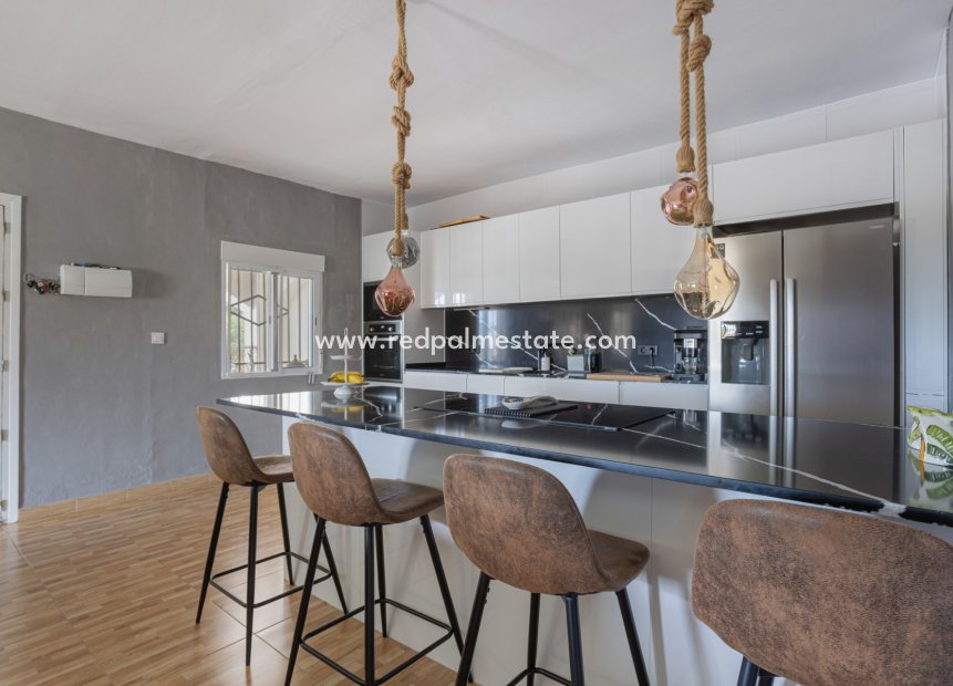 Resale - Finca / Country Property -
Albatera