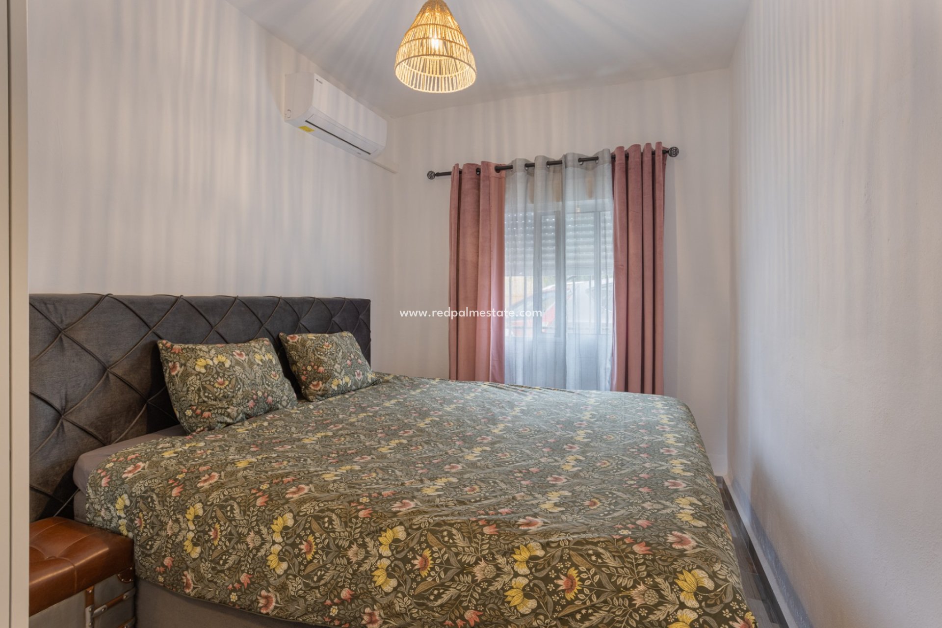 Resale - Finca / Country Property -
Albatera