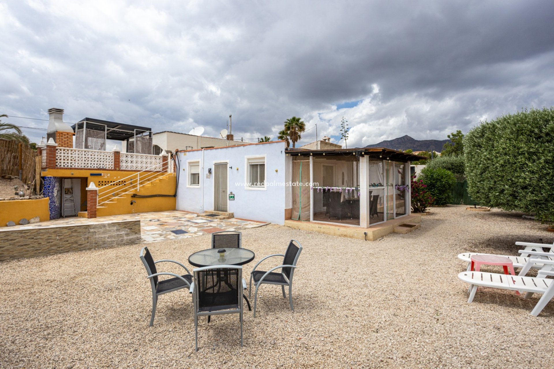 Resale - Finca / Country Property -
Albatera