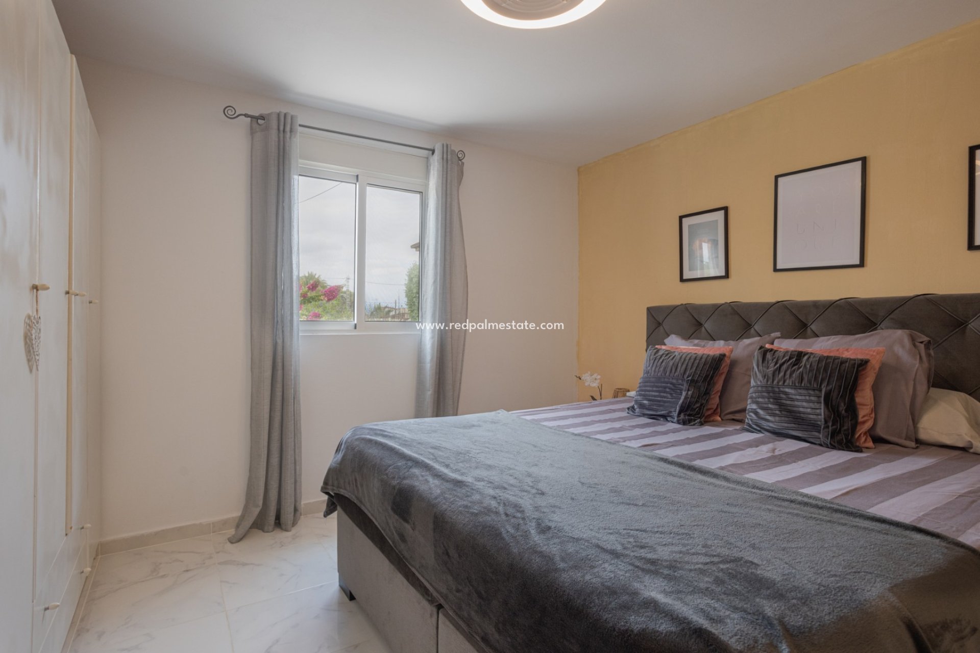 Resale - Finca / Country Property -
Albatera