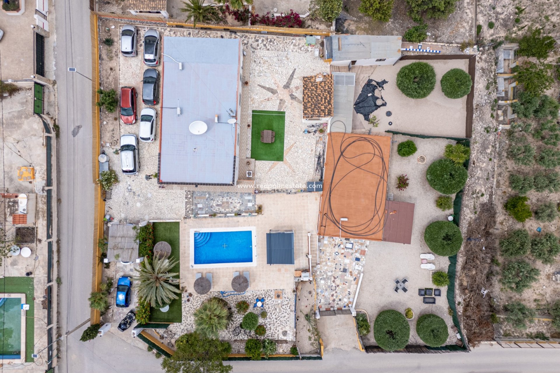 Resale - Finca / Country Property -
Albatera