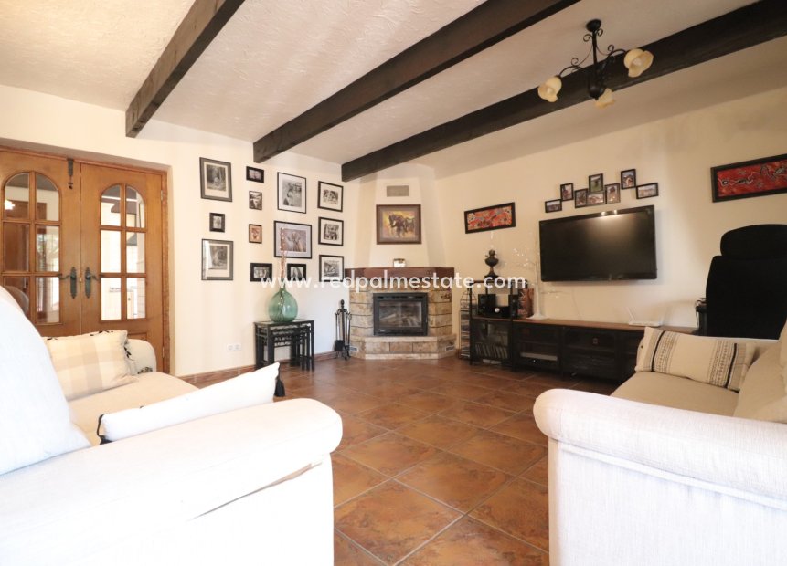Resale - Finca / Country Property -
Albatera