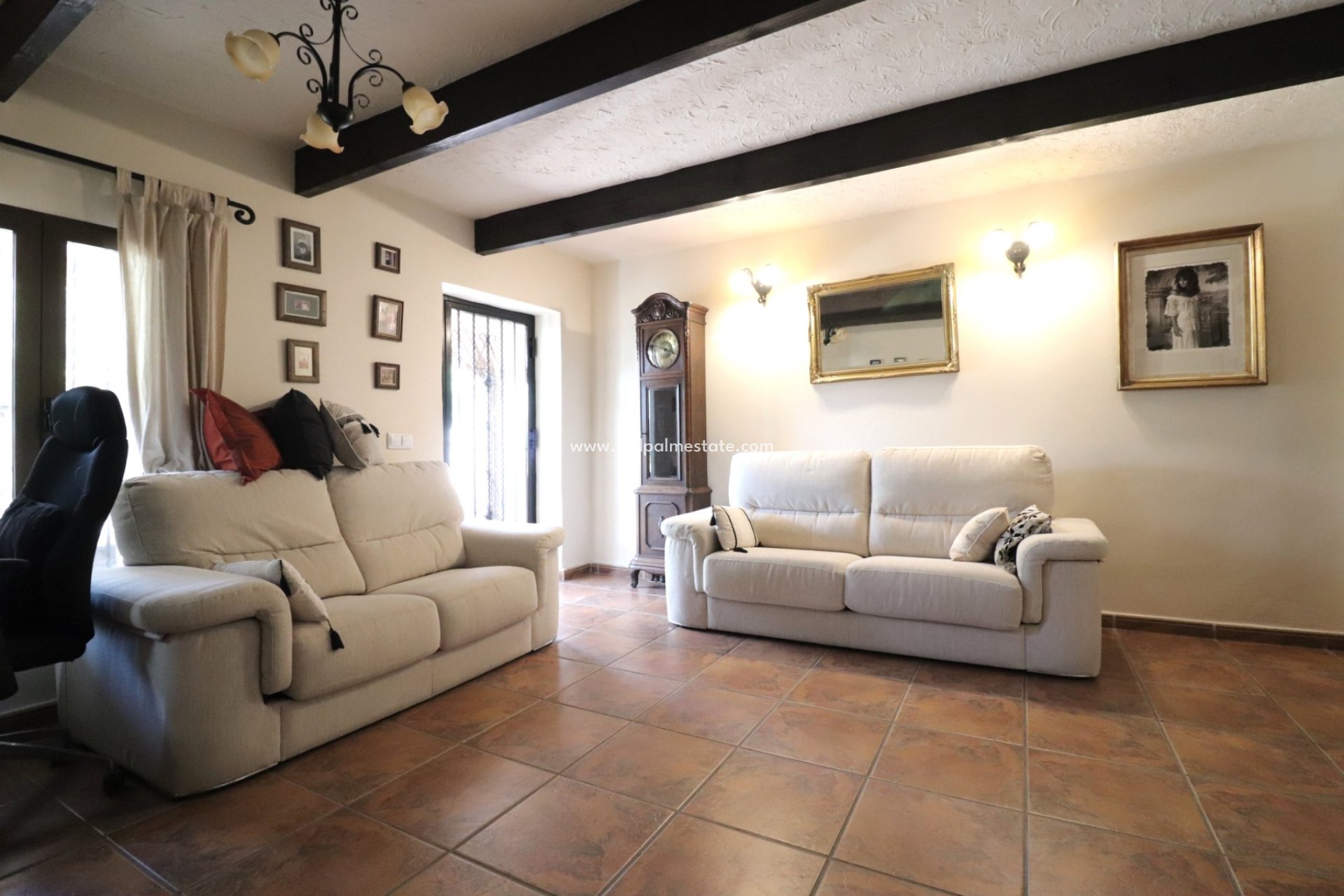 Resale - Finca / Country Property -
Albatera