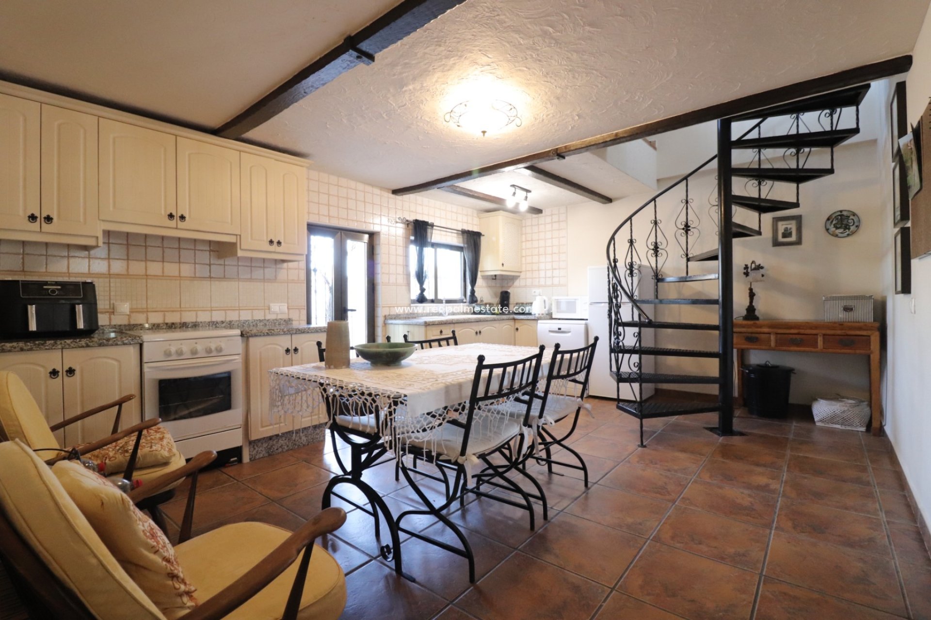 Resale - Finca / Country Property -
Albatera