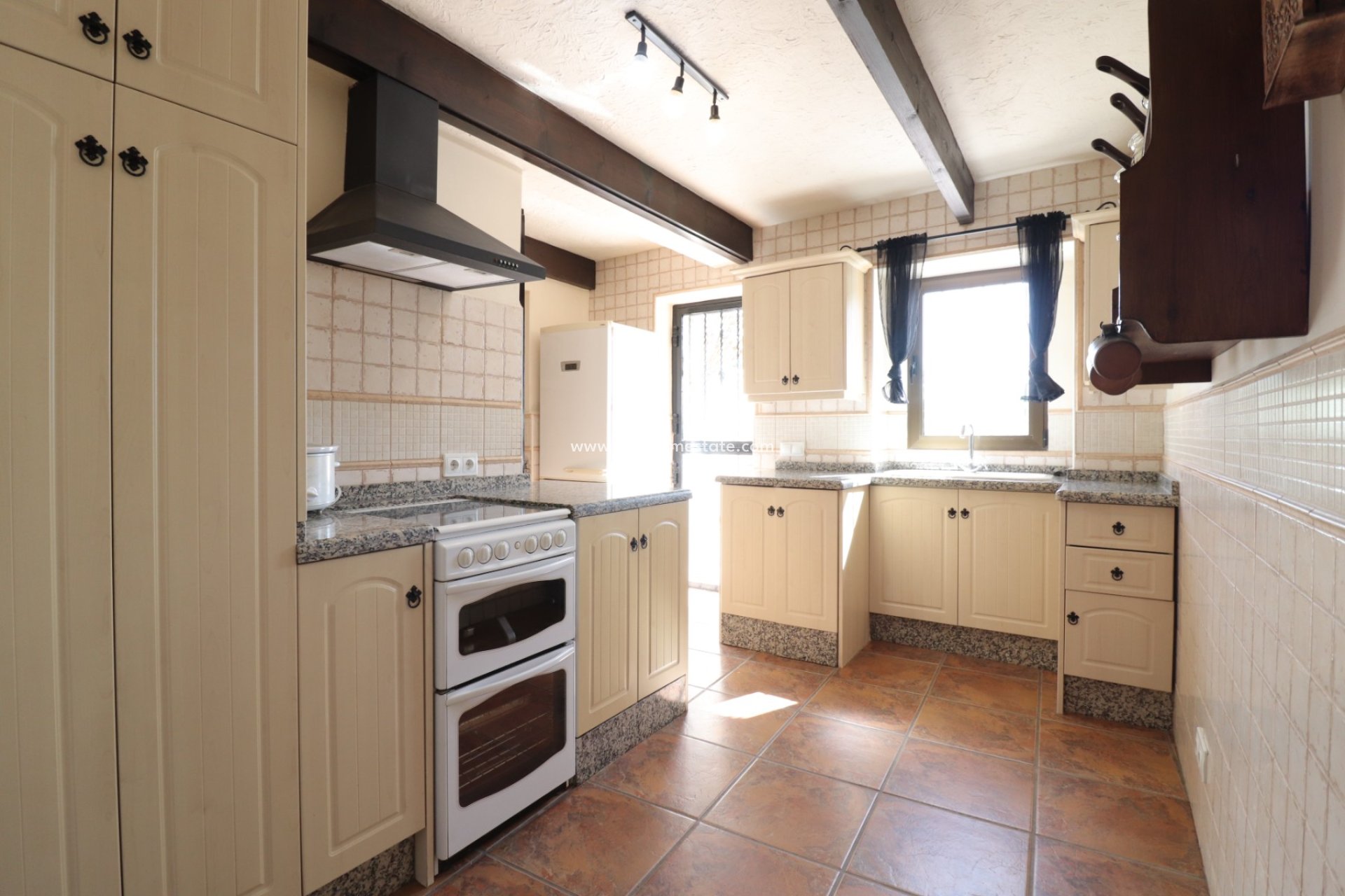 Resale - Finca / Country Property -
Albatera