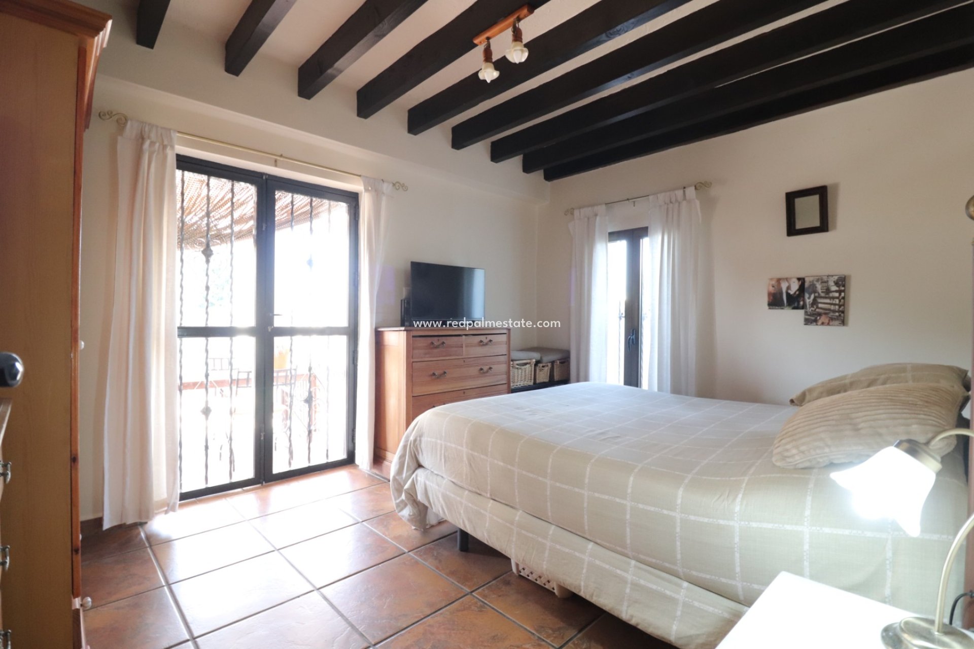 Resale - Finca / Country Property -
Albatera