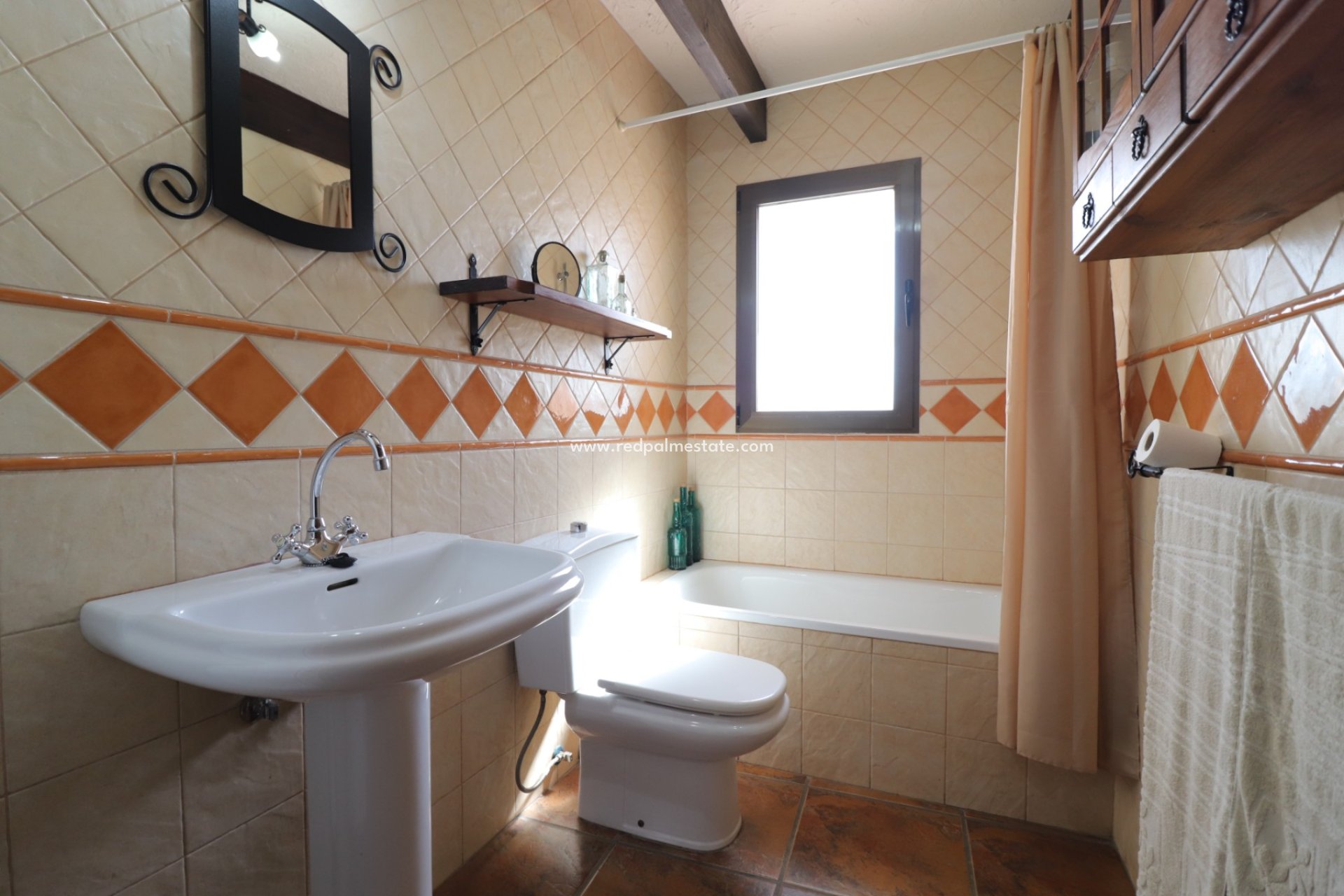 Resale - Finca / Country Property -
Albatera