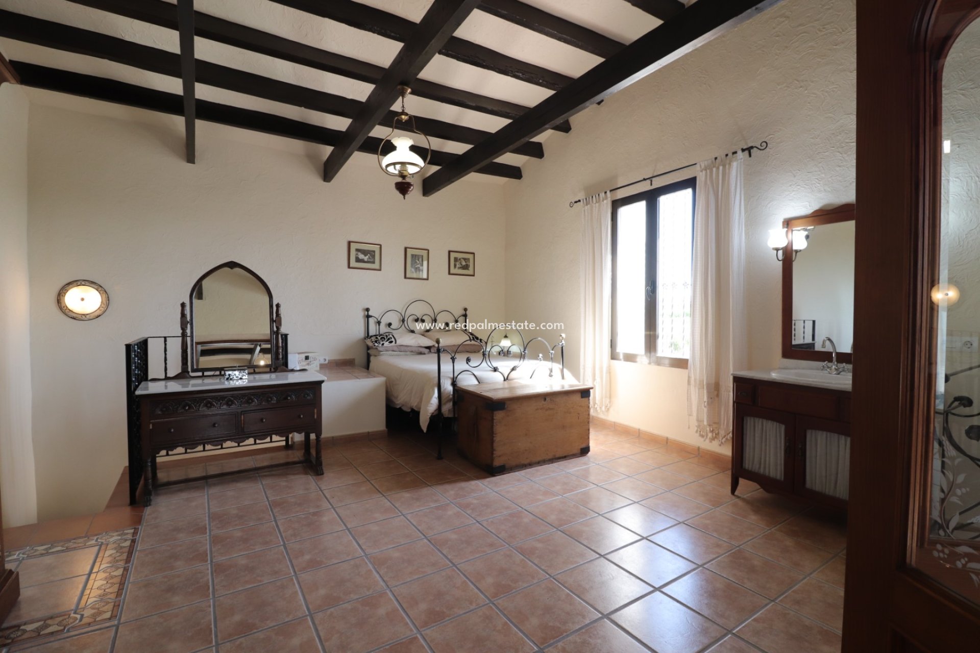 Resale - Finca / Country Property -
Albatera